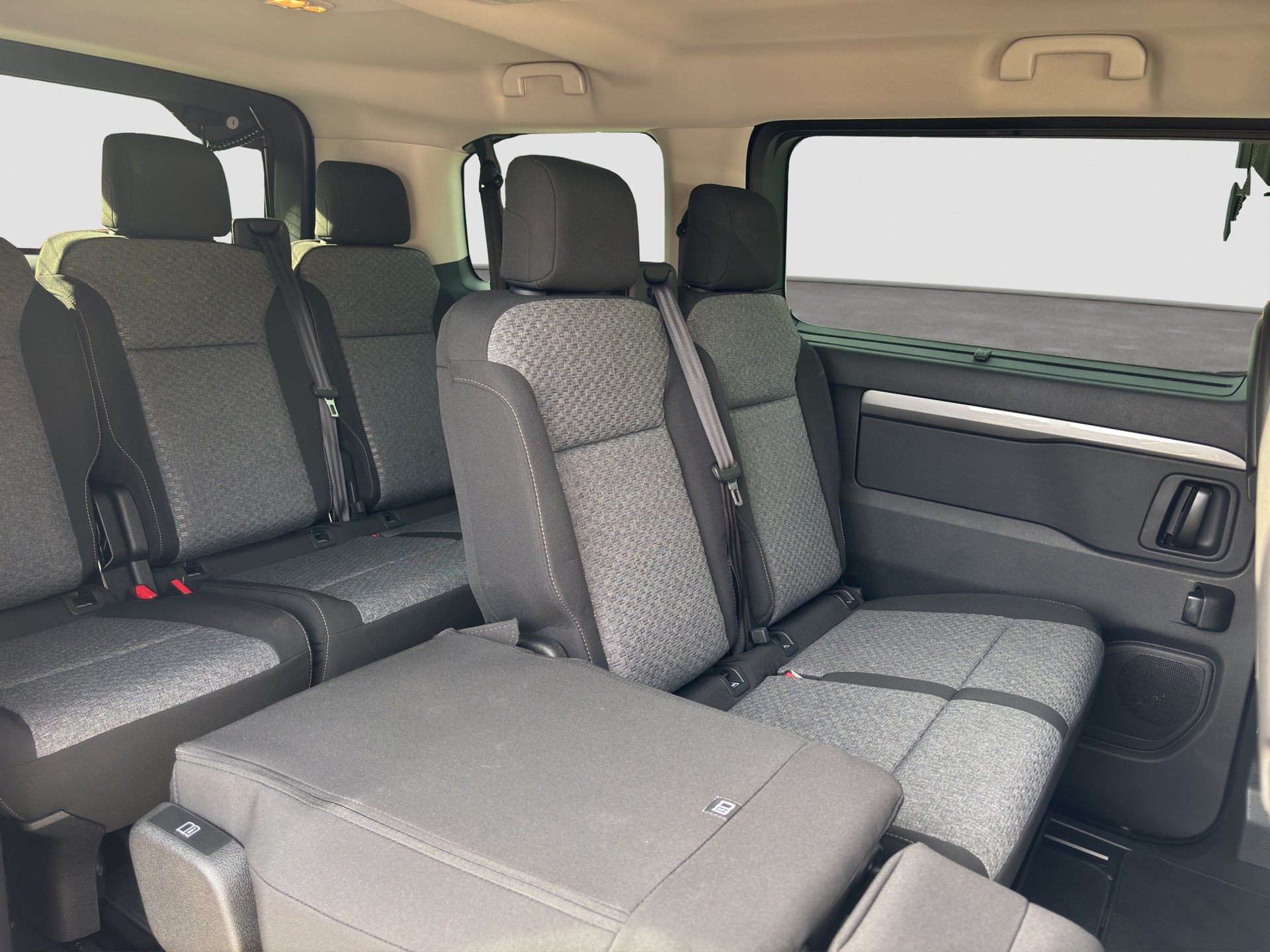 PEUGEOT Traveller 2.2 BlueHDi Family Edition Standard EAT8-image-14