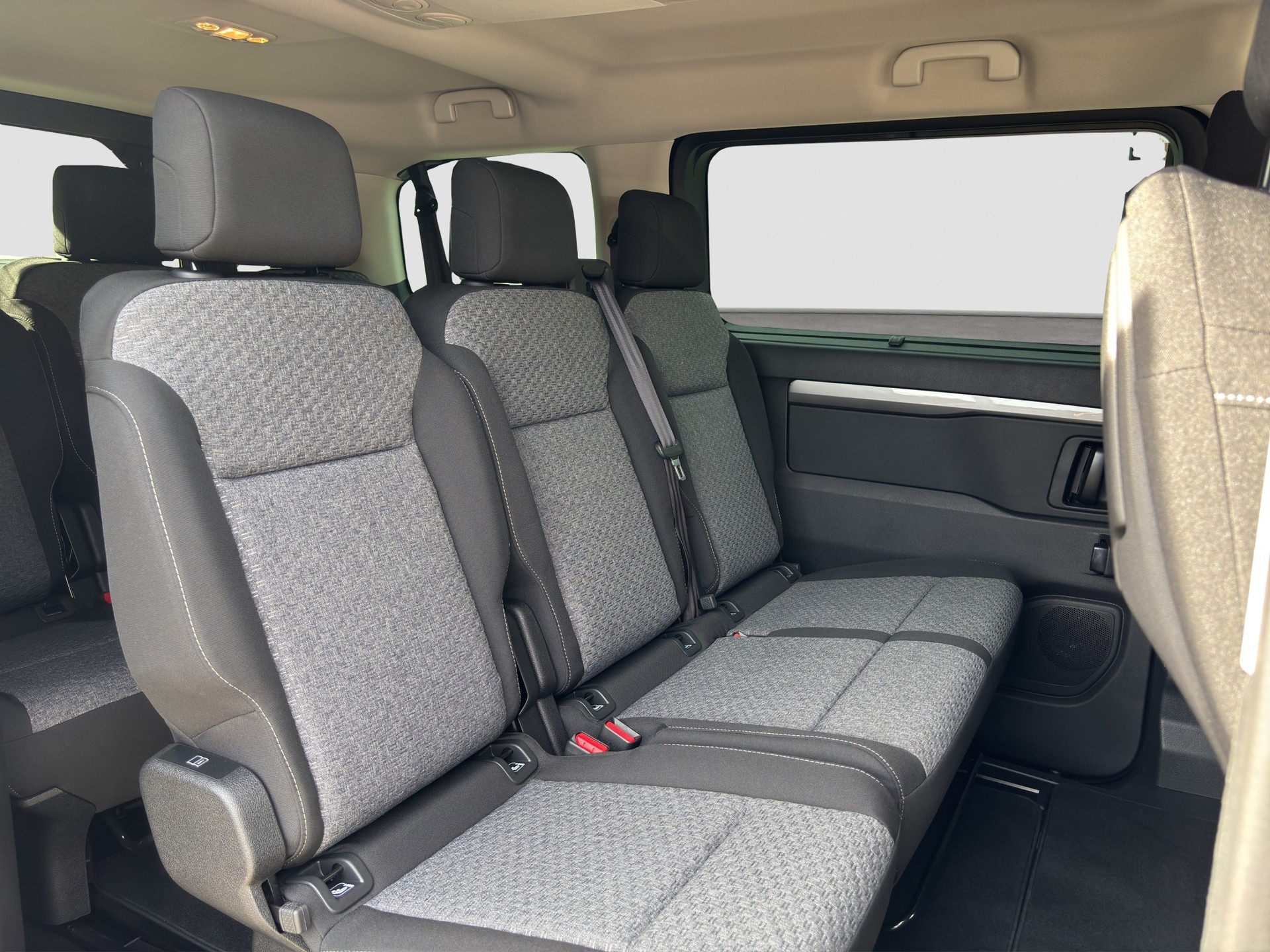 PEUGEOT Traveller 2.2 BlueHDi Family Edition Standard EAT8-image-12