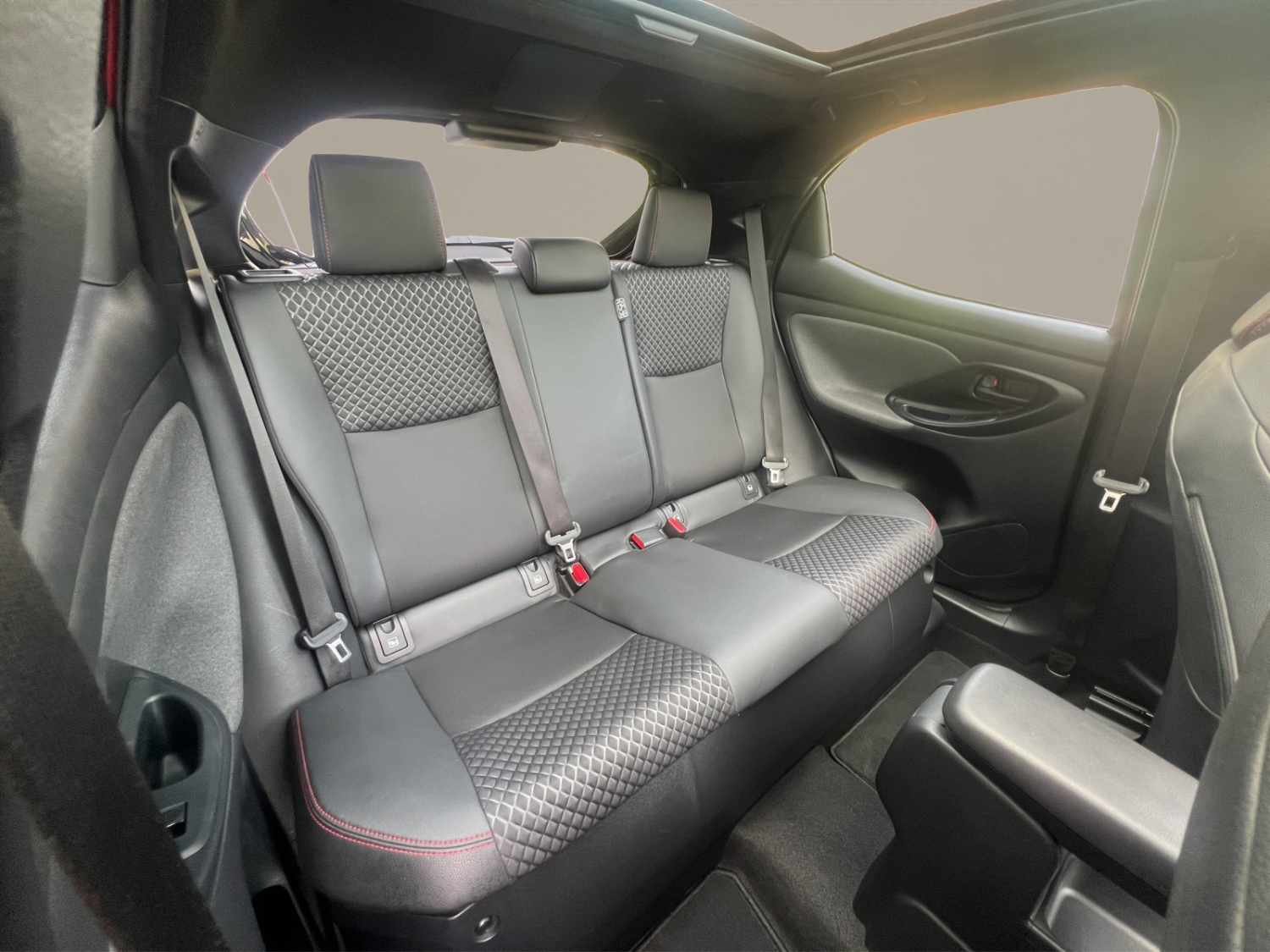 TOYOTA Yaris 1.5 VVT-i HSD Premiere Edition-image-21