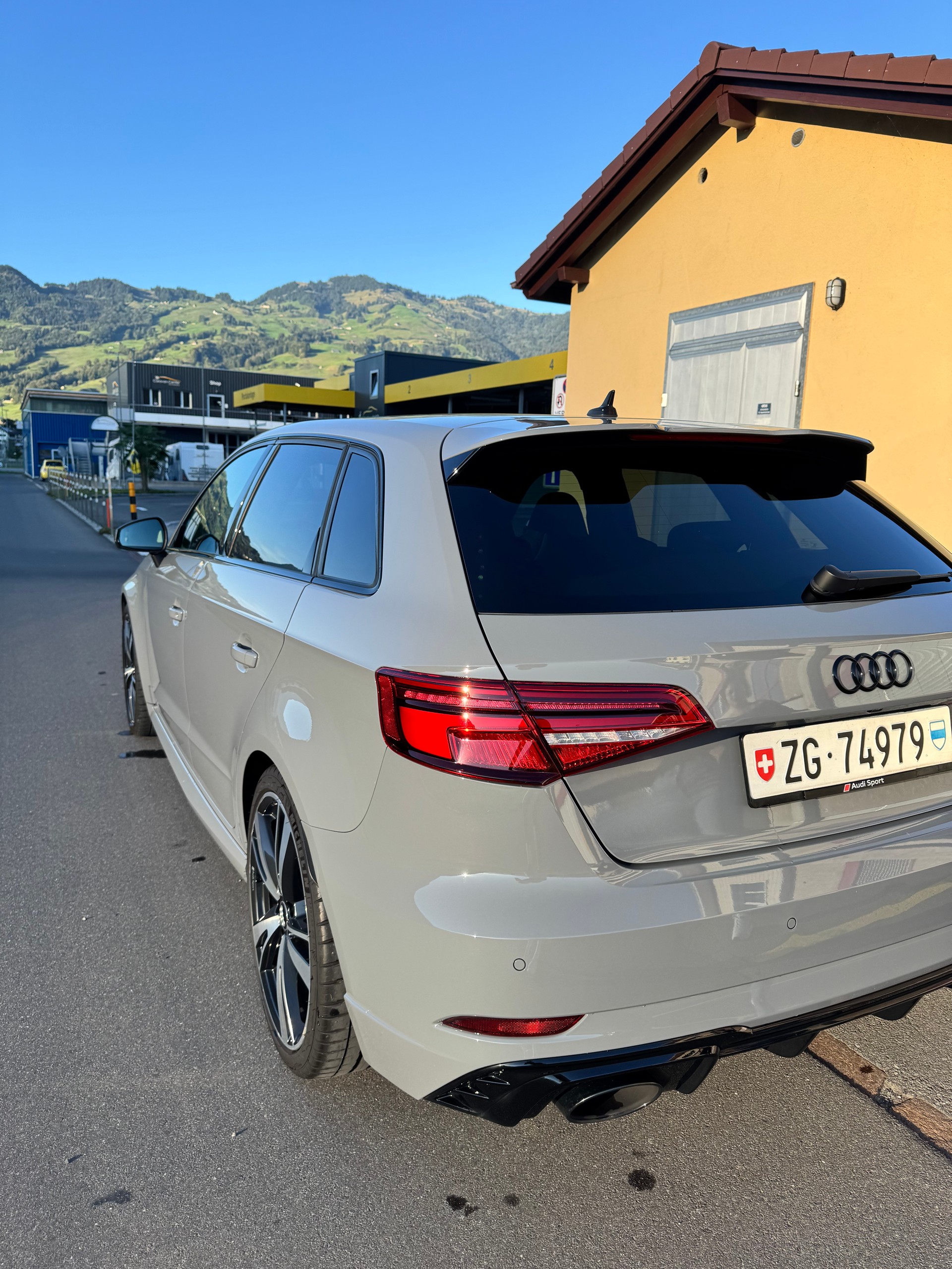 AUDI RS3 Sportback 2.5 quattro S-Tronic-image-4