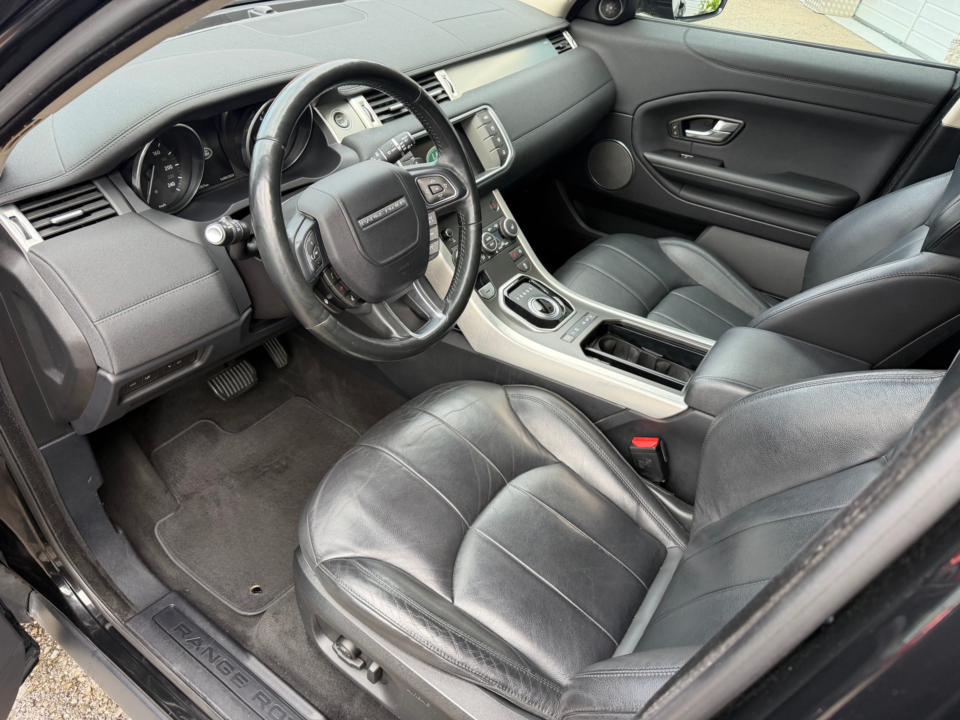 LAND ROVER Range Rover Evoque 2.0 TD4 SE AT9-image-4