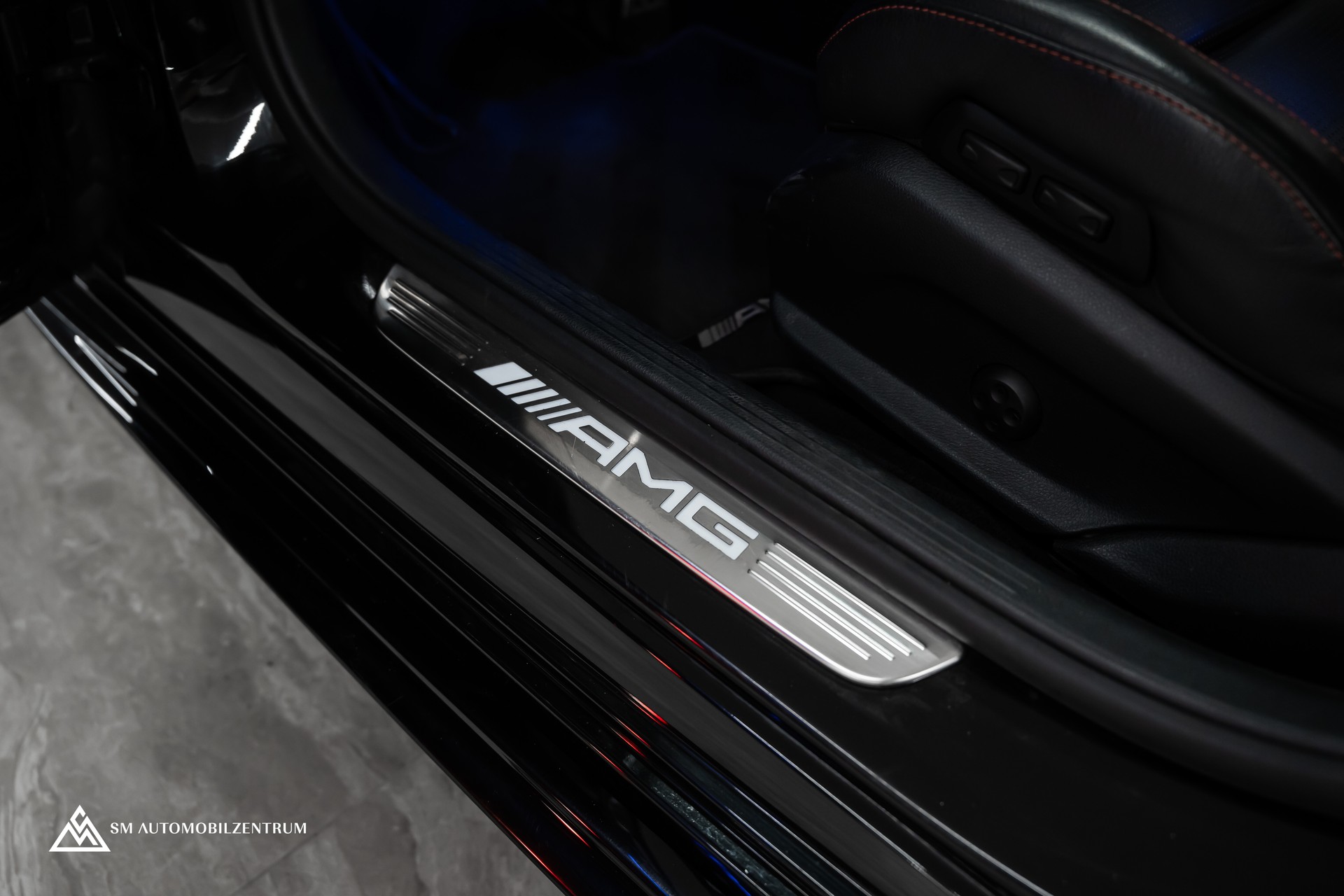 MERCEDES-BENZ C 43 AMG 4matic / Panorama / 360° / Night Paket II / Digital Light-image-25