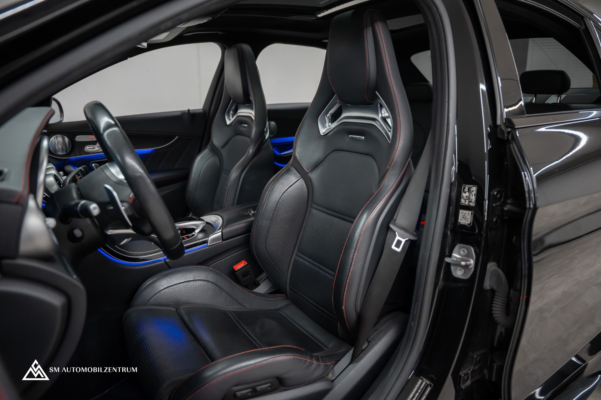 MERCEDES-BENZ C 43 AMG 4matic / Panorama / 360° / Night Paket II / Digital Light-image-18