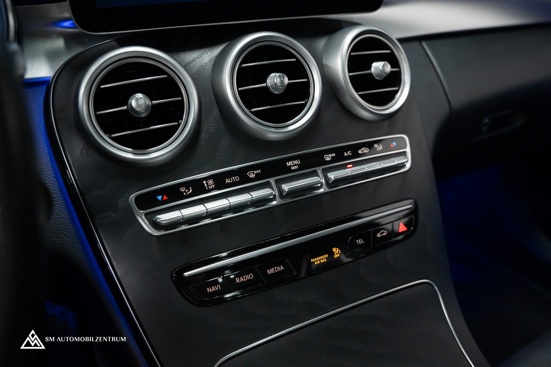 MERCEDES-BENZ C 43 AMG 4matic / Panorama / 360° / Night Paket II / Digital Light-image-30
