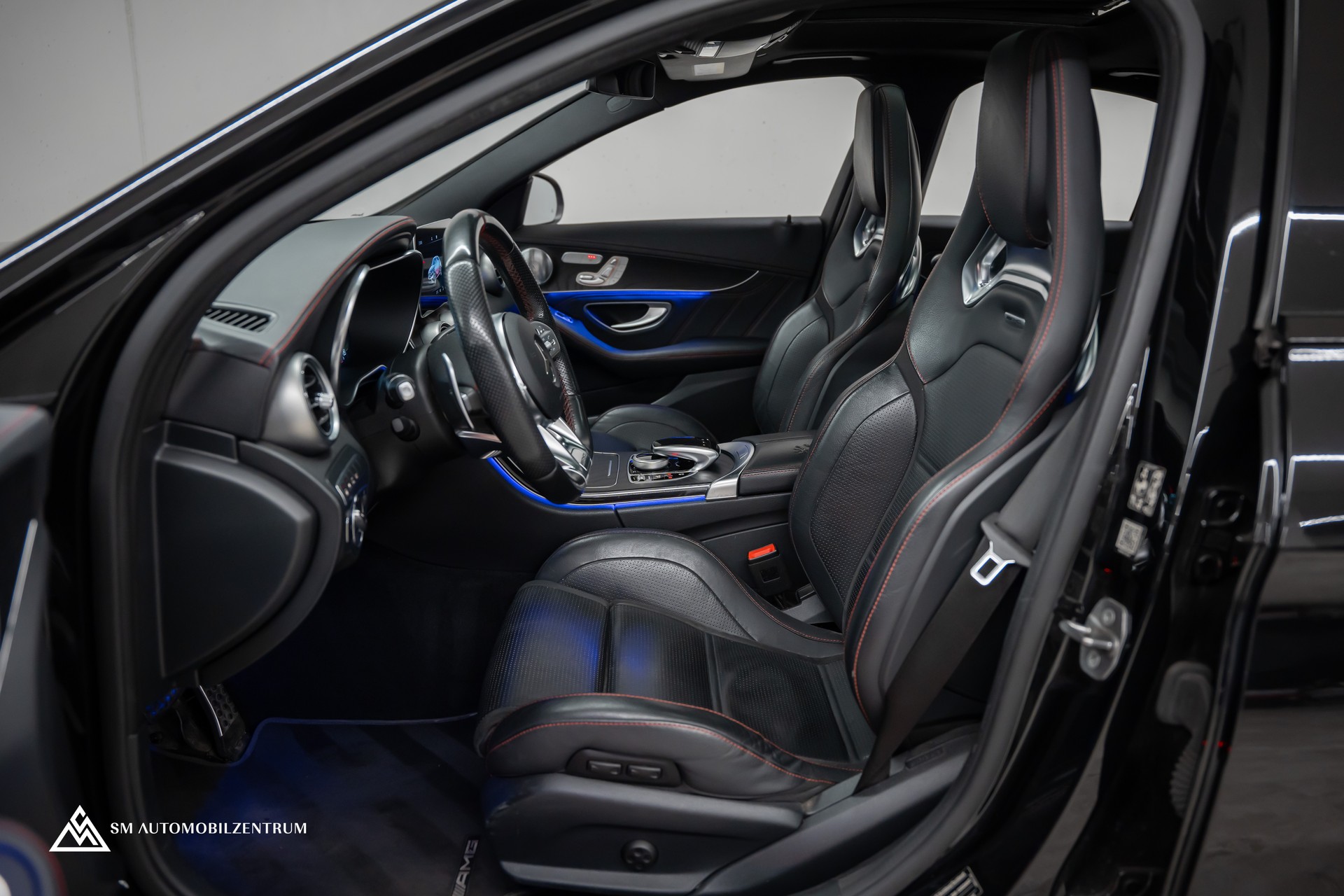 MERCEDES-BENZ C 43 AMG 4matic / Panorama / 360° / Night Paket II / Digital Light-image-17