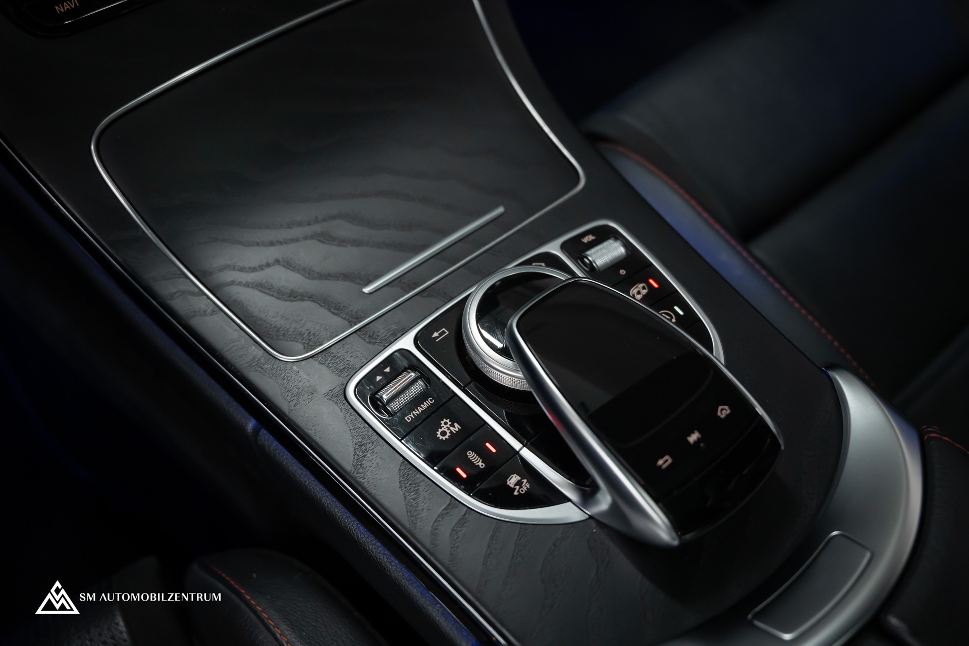 MERCEDES-BENZ C 43 AMG 4matic / Panorama / 360° / Night Paket II / Digital Light-image-32