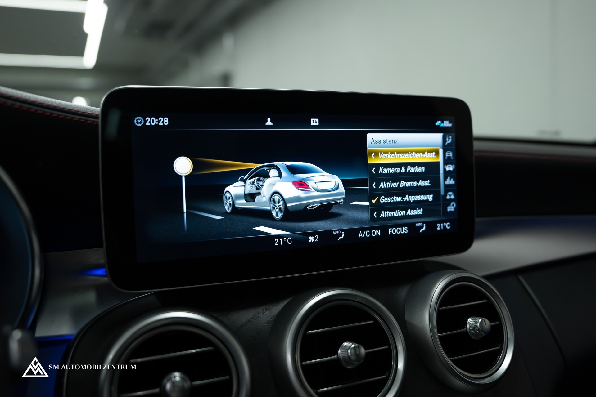 MERCEDES-BENZ C 43 AMG 4matic / Panorama / 360° / Night Paket II / Digital Light-image-35