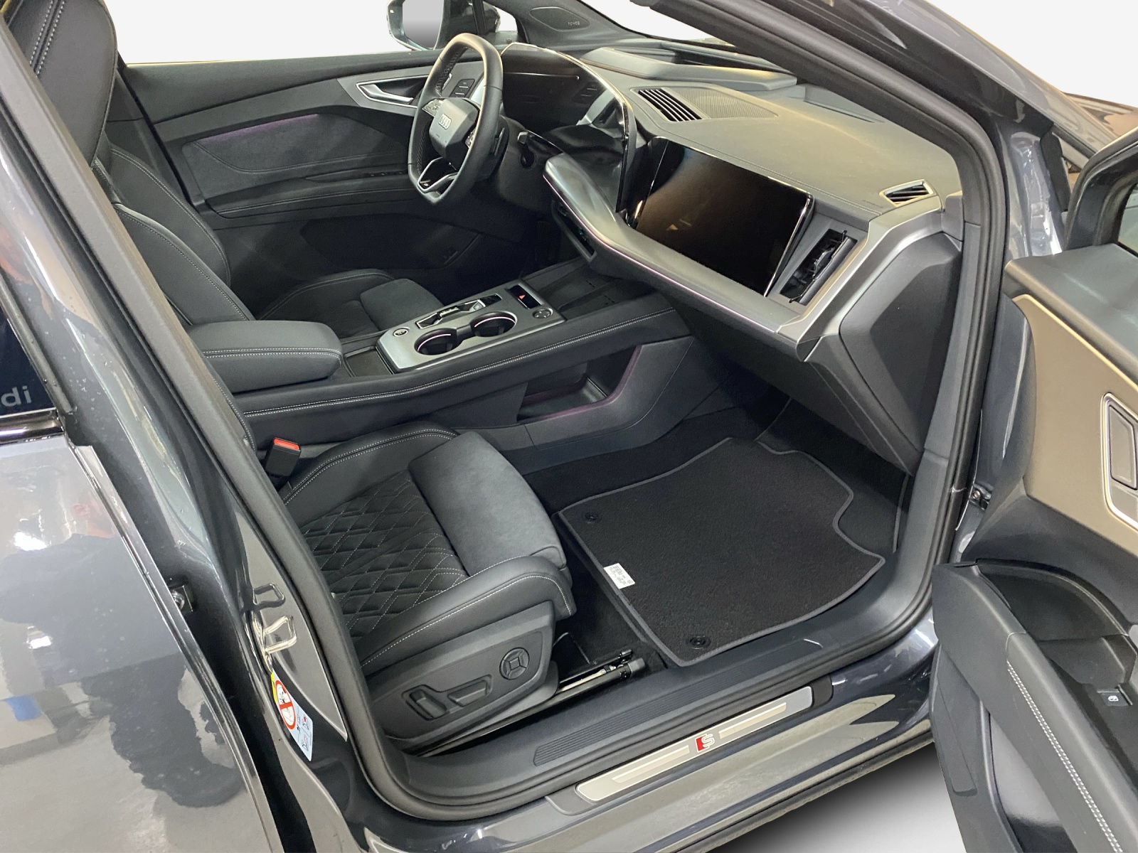 AUDI Q4 e-tron SUV quattro performance Swiss Ski-image-13