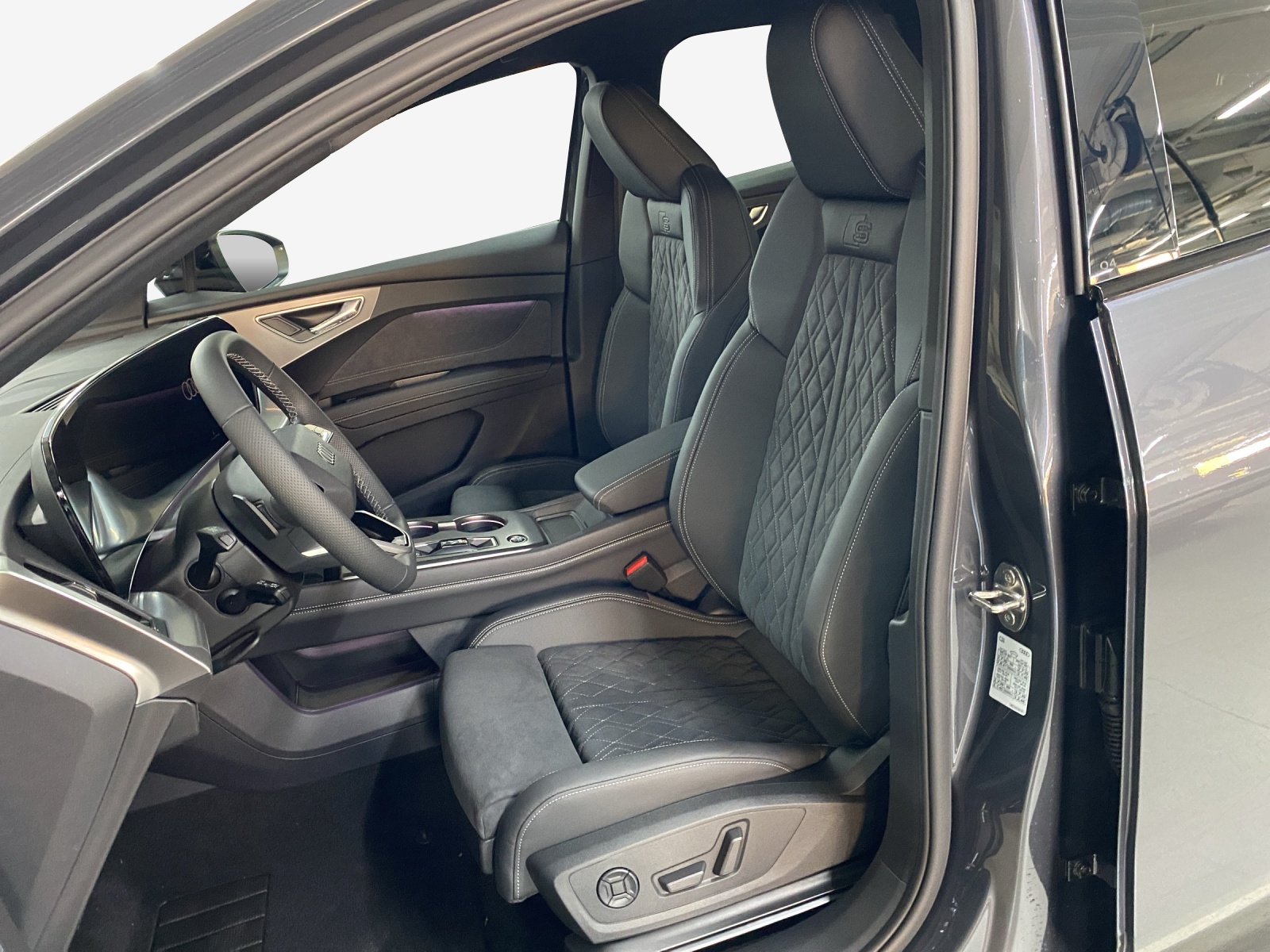 AUDI Q4 e-tron SUV quattro performance Swiss Ski-image-7