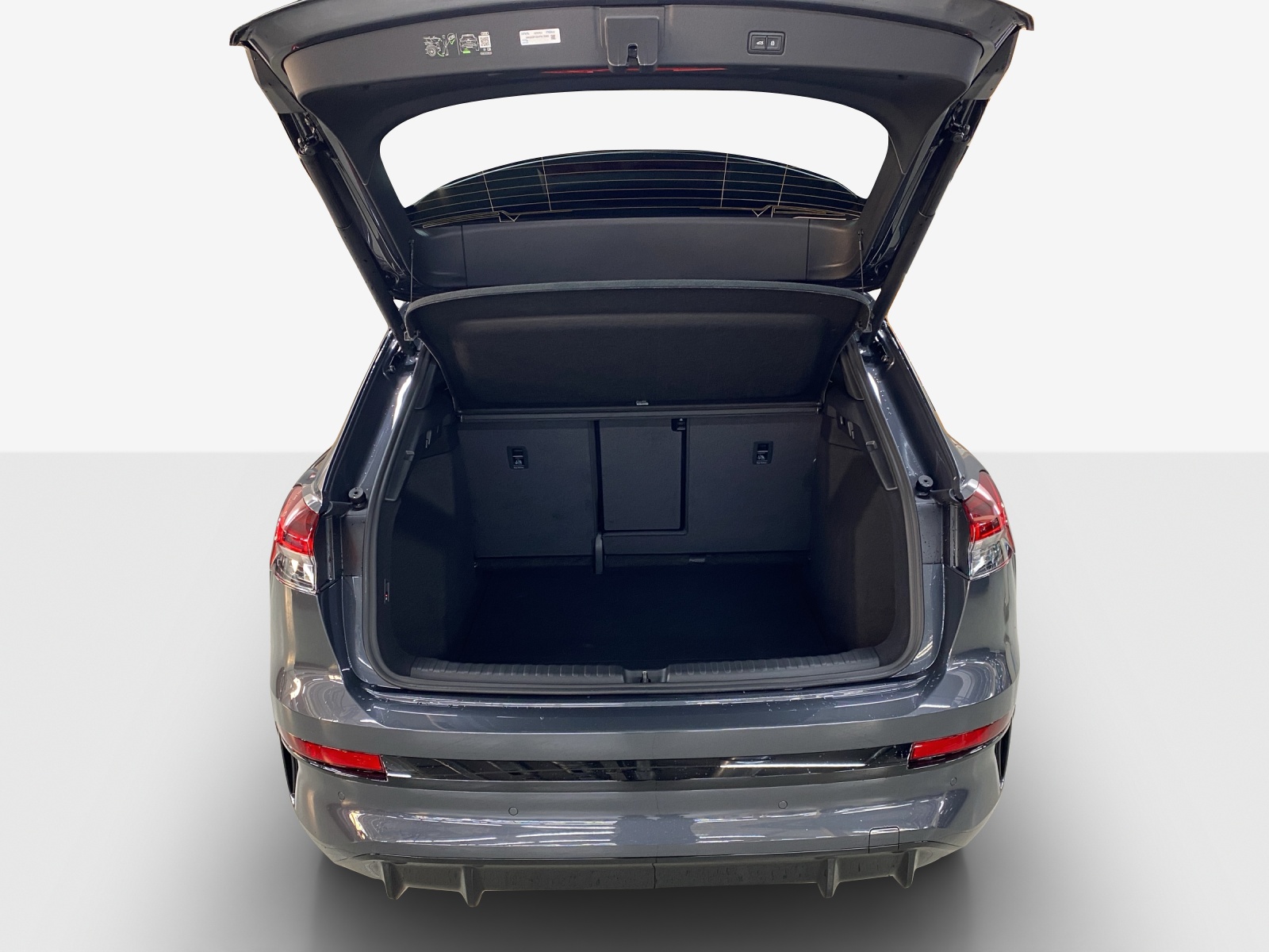 AUDI Q4 e-tron SUV quattro performance Swiss Ski-image-12