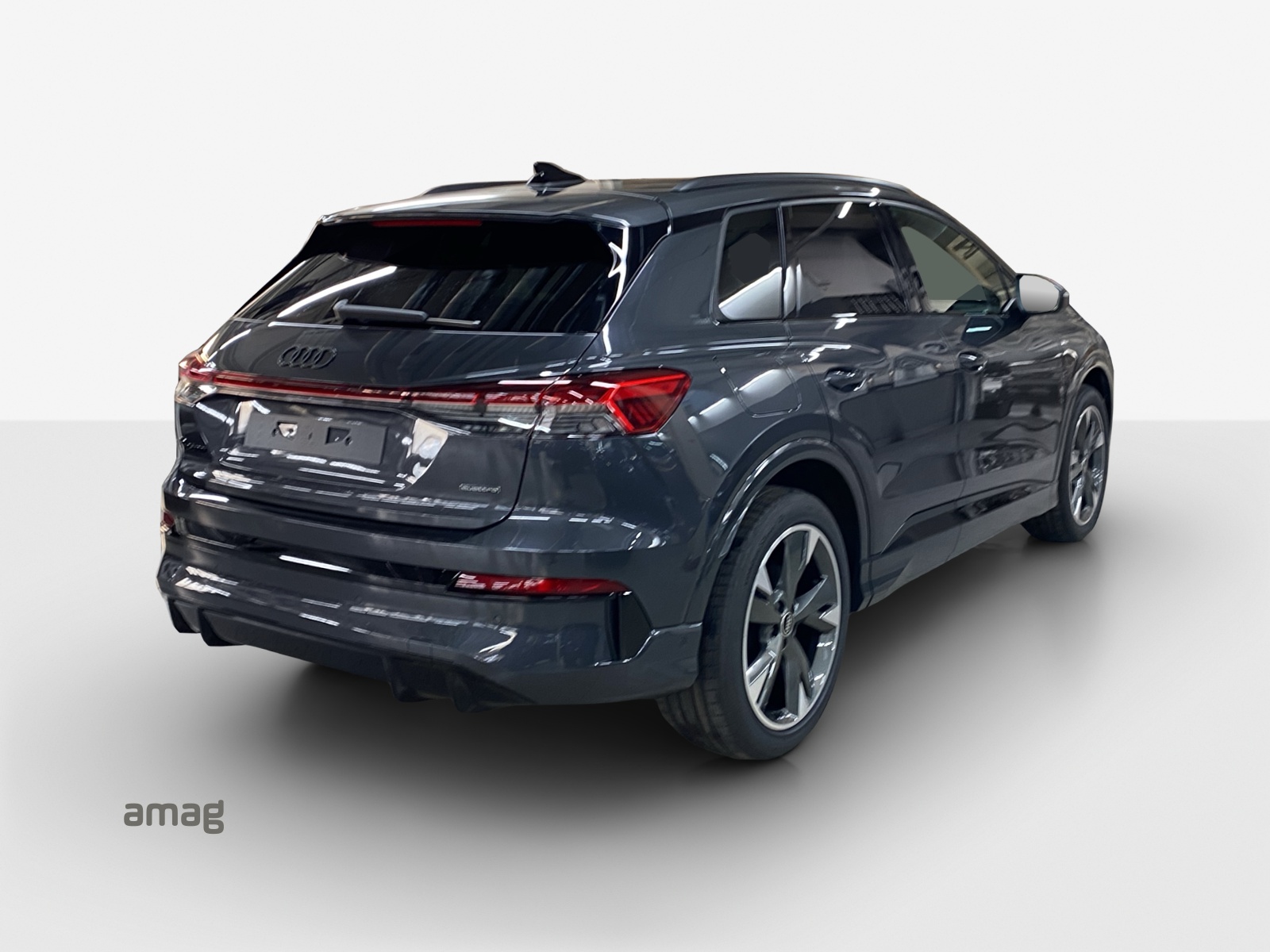 AUDI Q4 e-tron SUV quattro performance Swiss Ski-image-4