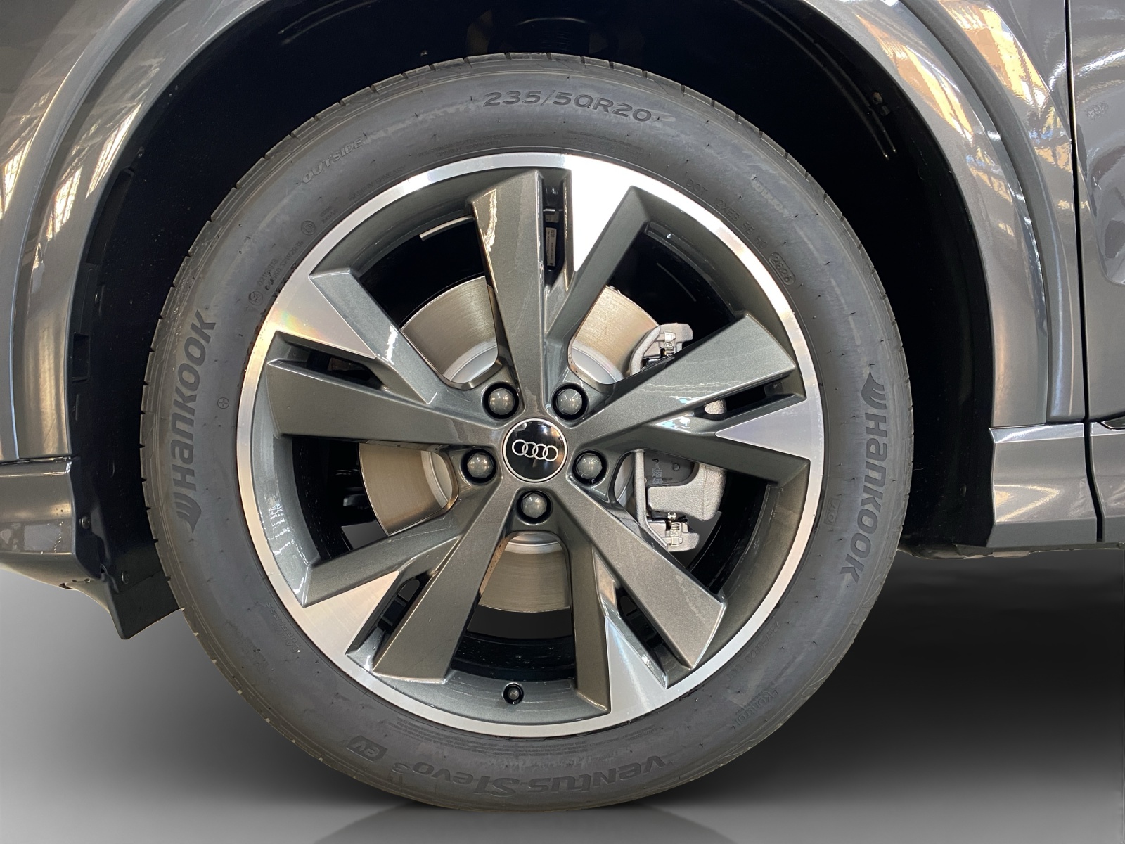 AUDI Q4 e-tron SUV quattro performance Swiss Ski-image-15