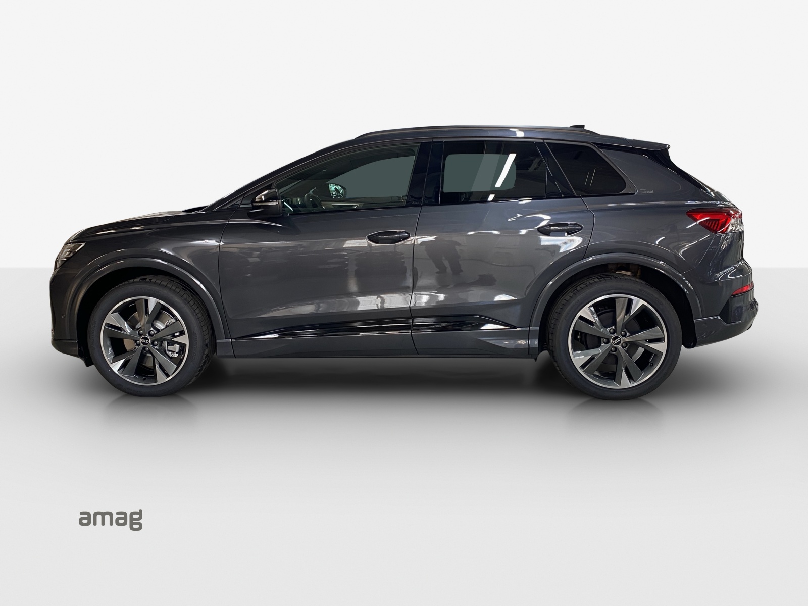 AUDI Q4 e-tron SUV quattro performance Swiss Ski-showroom-element-1