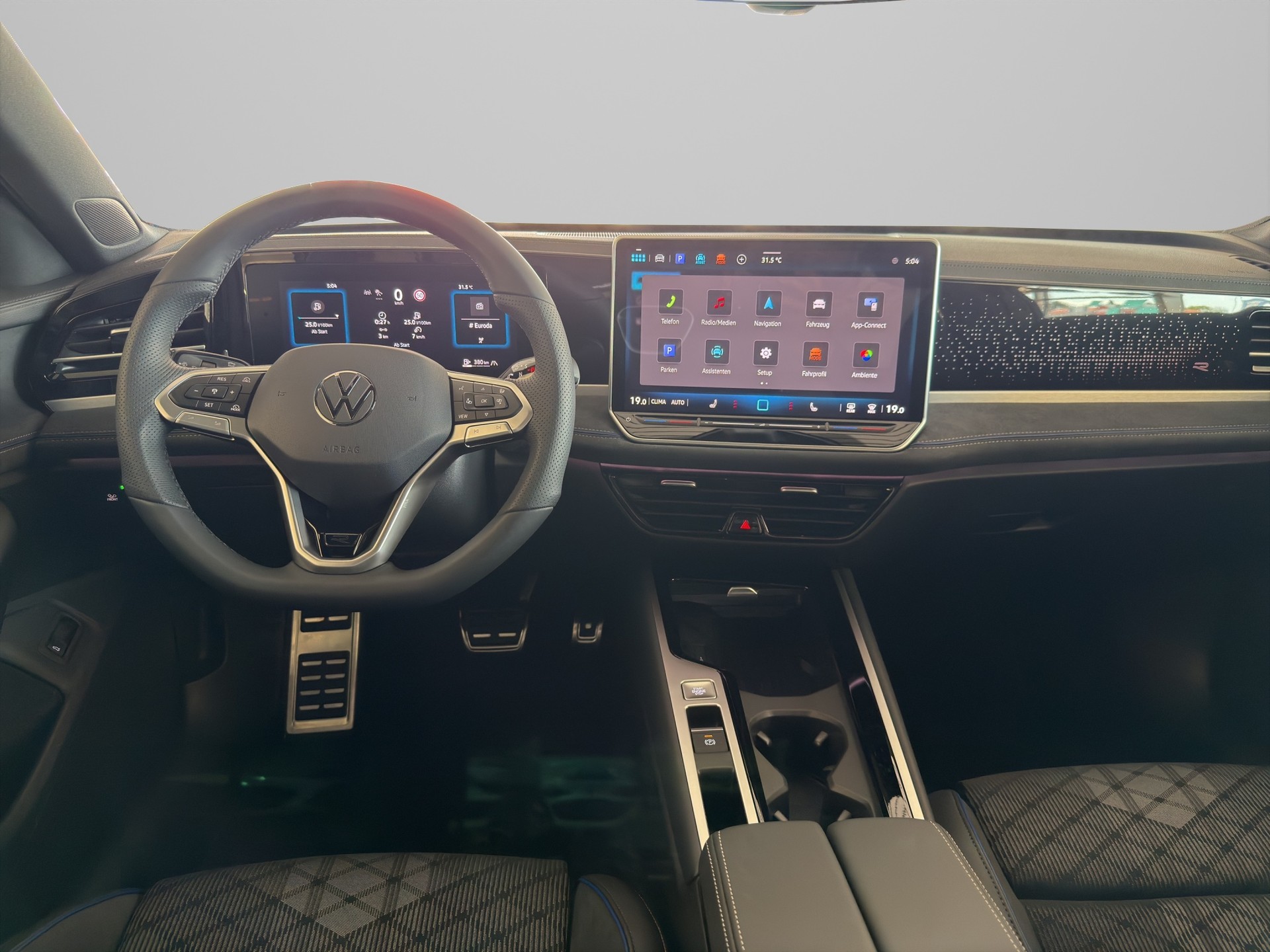 VW Passat R-Line 2.0 TSI DSG-image-12