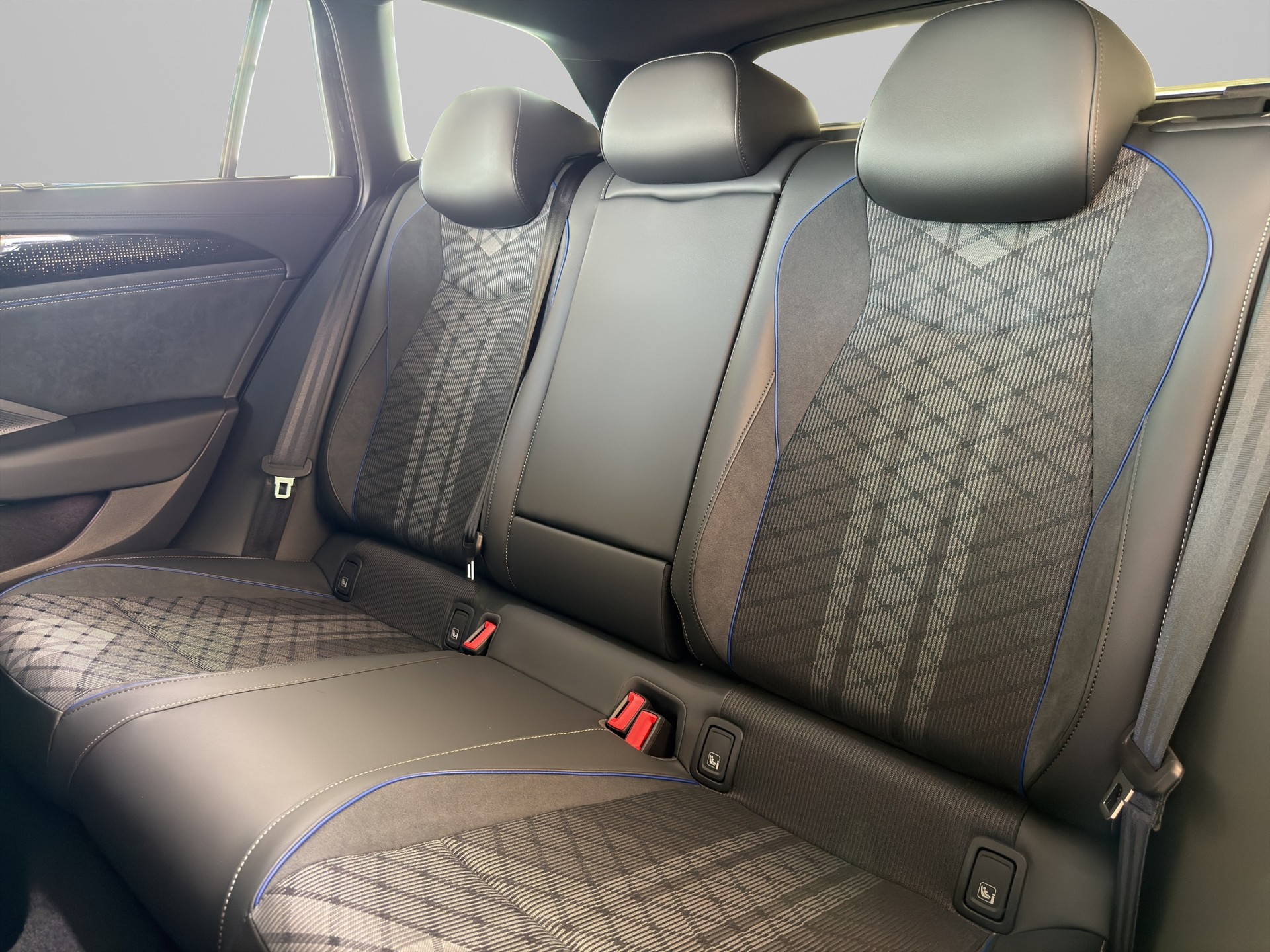VW Passat R-Line 2.0 TSI DSG-image-11
