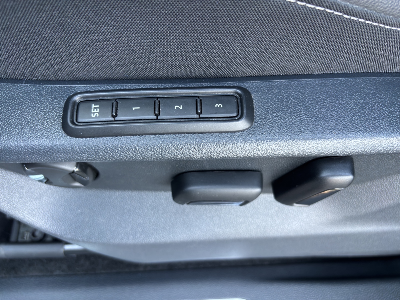 VW Tiguan Allspace 2.0 TDI SCR R-Line 4Motion DSG mit AHK, Leder mit Memory-Funktion & aktiver Klimatisierung-image-28