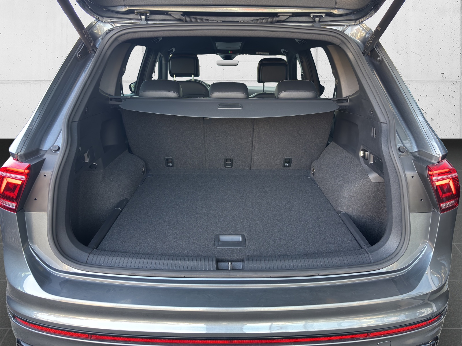 VW Tiguan Allspace 2.0 TDI SCR R-Line 4Motion DSG mit AHK, Leder mit Memory-Funktion & aktiver Klimatisierung-image-7