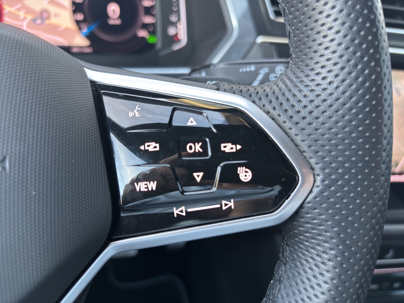 VW Tiguan Allspace 2.0 TDI SCR R-Line 4Motion DSG mit AHK, Leder mit Memory-Funktion & aktiver Klimatisierung-image-14