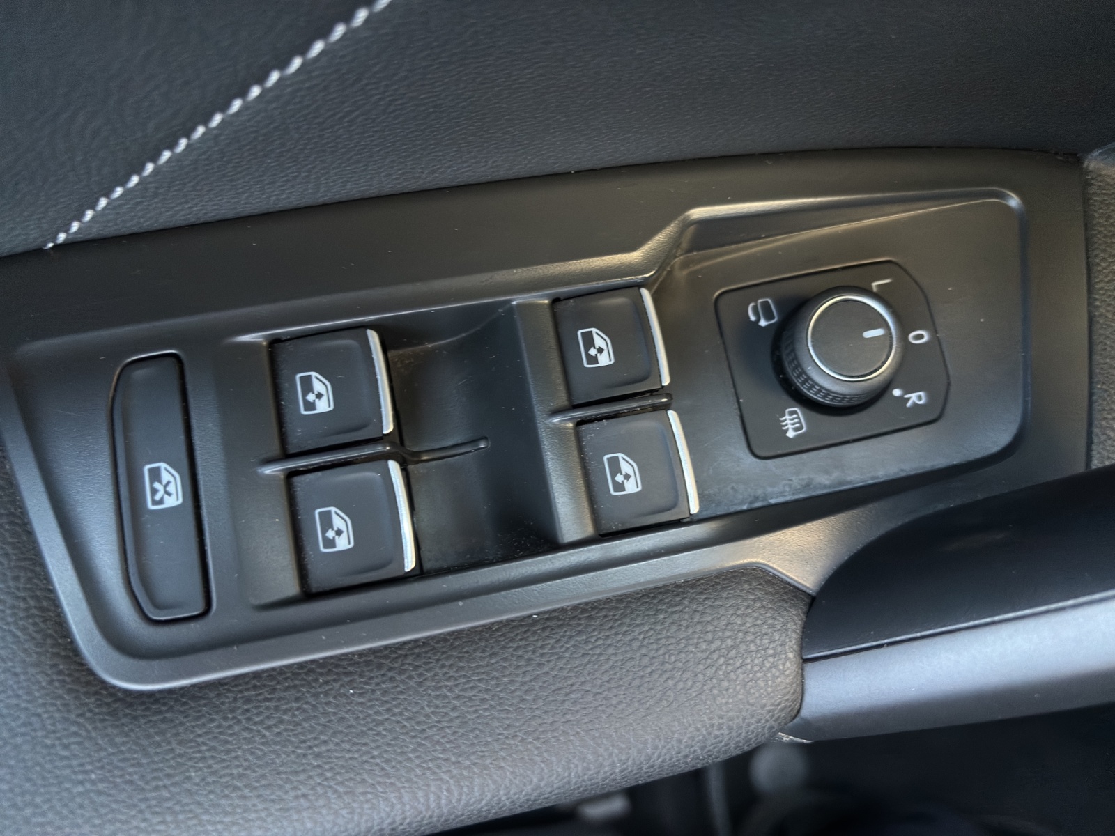 VW Tiguan Allspace 2.0 TDI SCR R-Line 4Motion DSG mit AHK, Leder mit Memory-Funktion & aktiver Klimatisierung-image-30