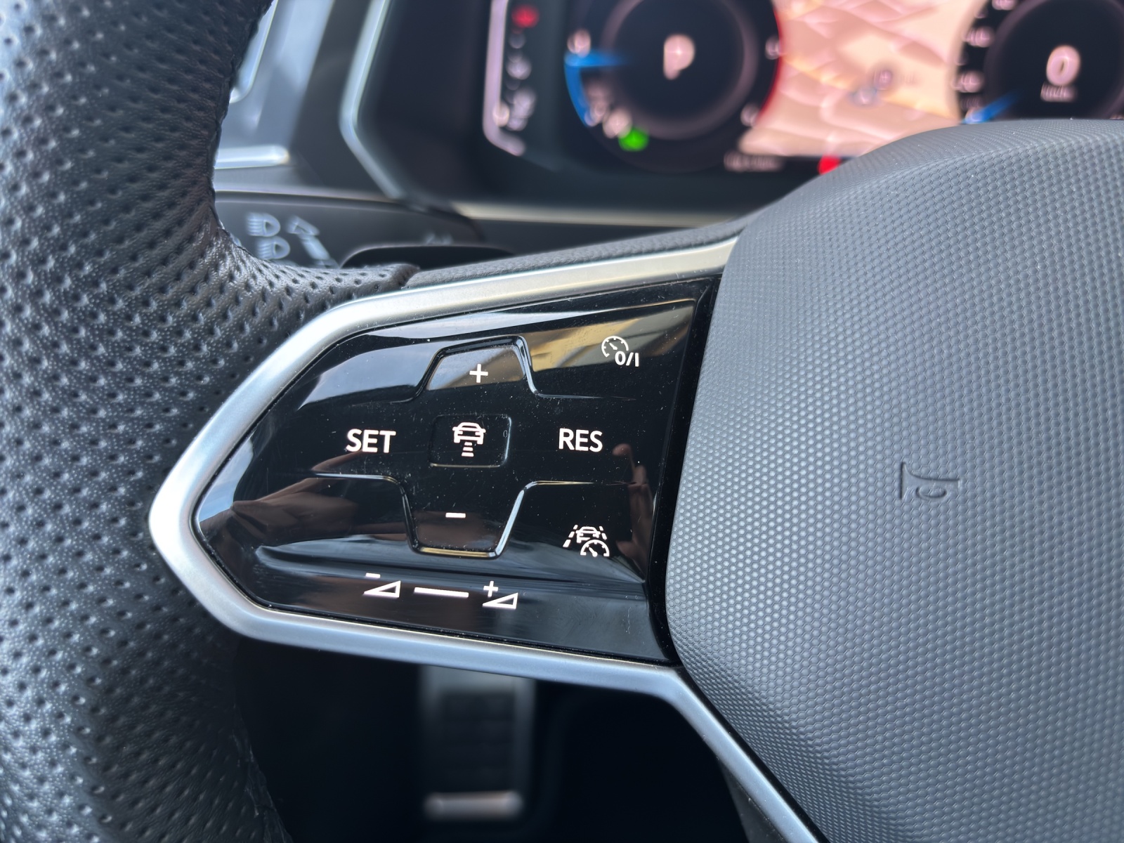 VW Tiguan Allspace 2.0 TDI SCR R-Line 4Motion DSG mit AHK, Leder mit Memory-Funktion & aktiver Klimatisierung-image-13