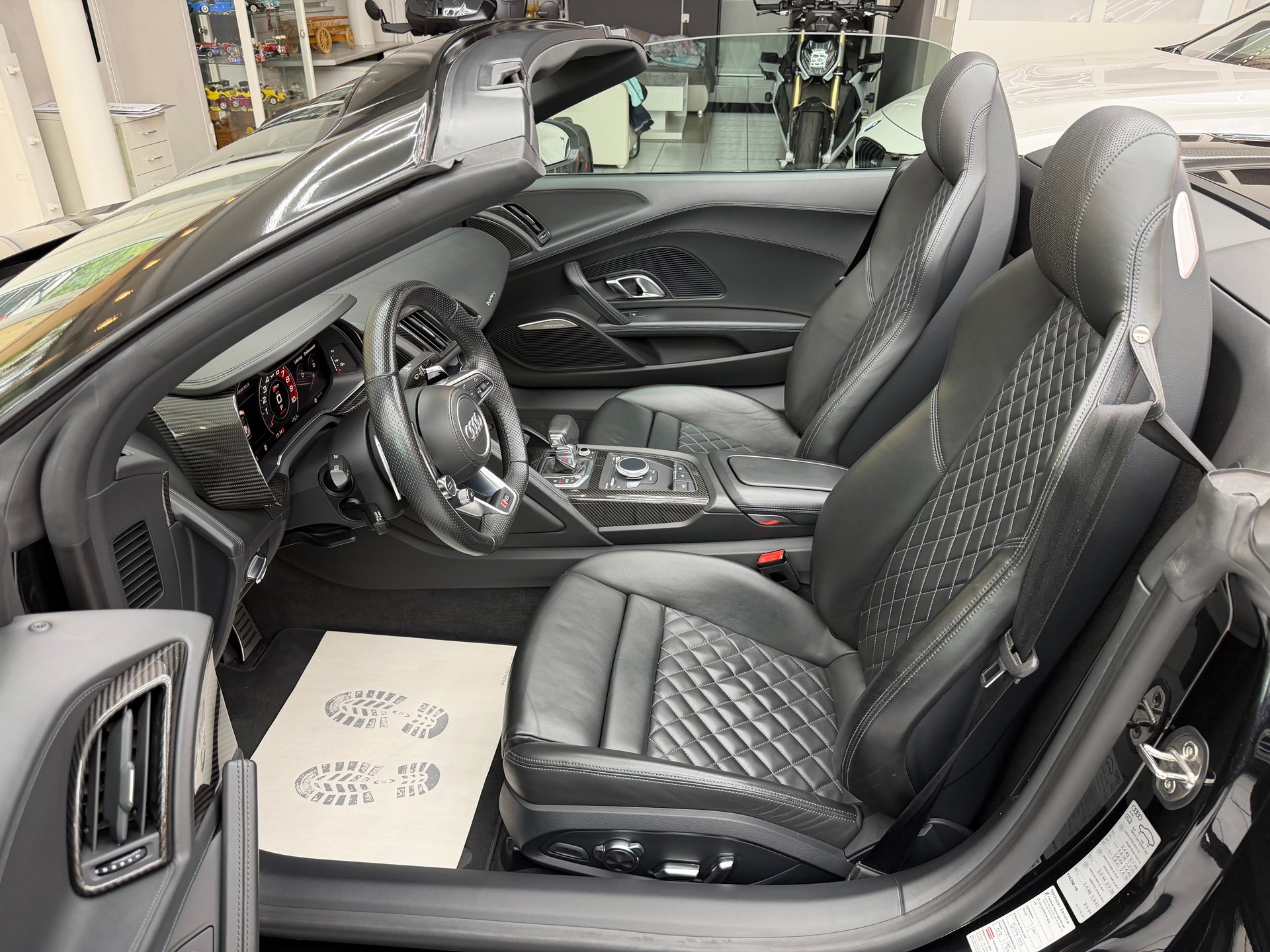 AUDI R8 Spyder 5.2 FSI V10 performance quattro S-Tronic-image-12
