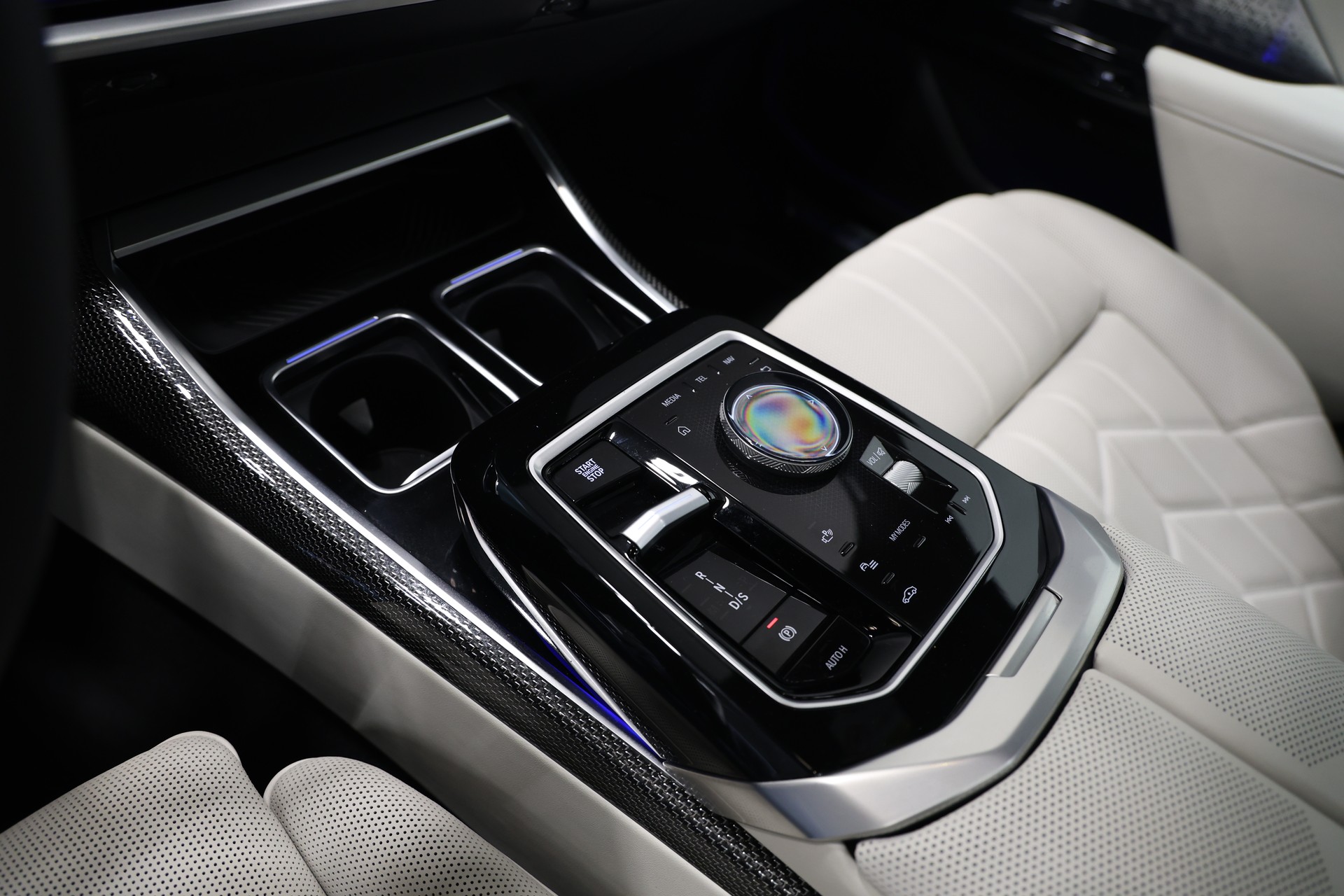 BMW 740d xDrive 48V M Sport Pro Steptronic *Frozen Black*BMW Werksgarantie bis 06.2028*Fondentertainment*-image-27