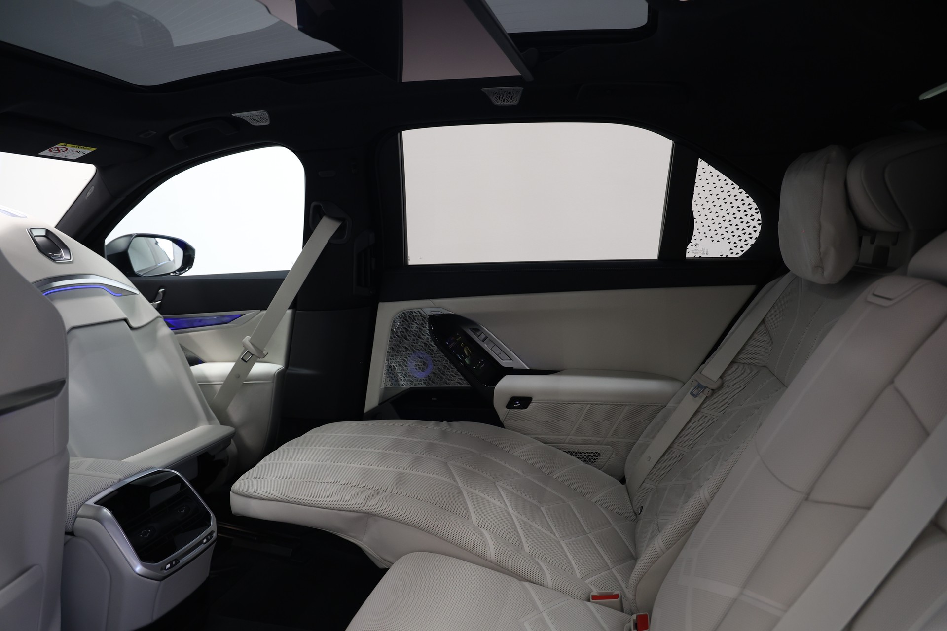 BMW 740d xDrive 48V M Sport Pro Steptronic *Frozen Black*BMW Werksgarantie bis 06.2028*Fondentertainment*-image-24