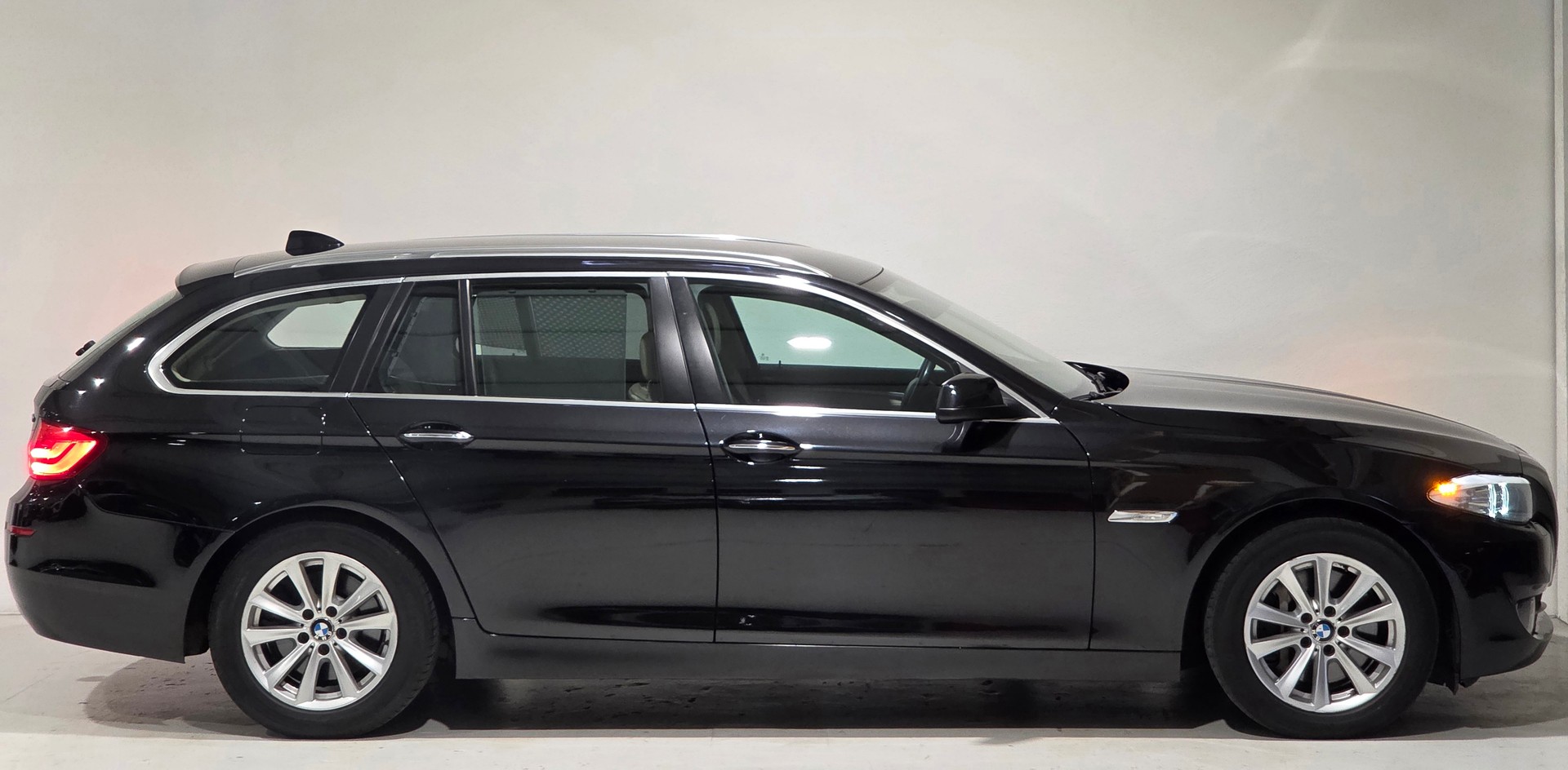 BMW 525d xDrive Touring Steptronic-image-16