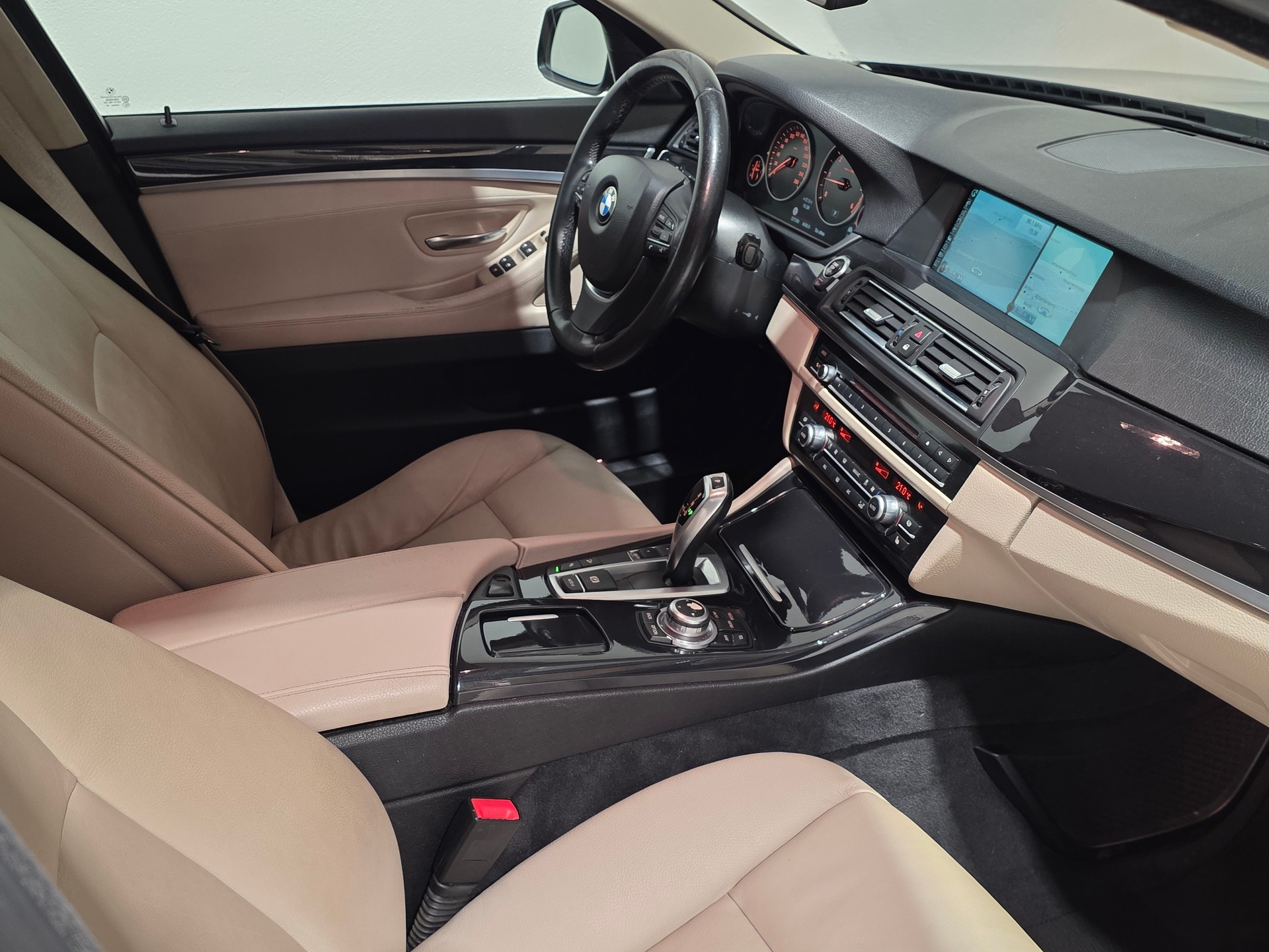 BMW 525d xDrive Touring Steptronic-image-10