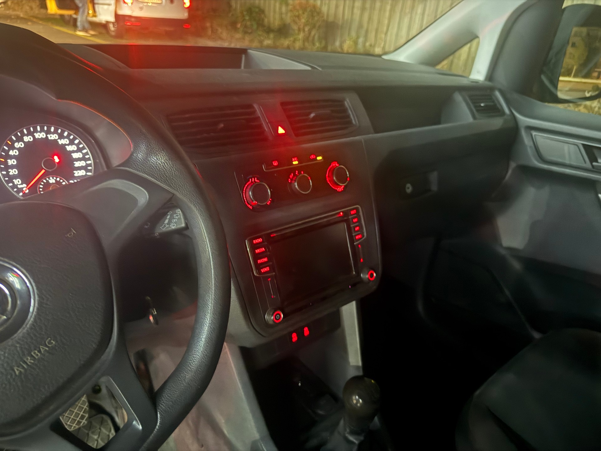 VW Caddy 2.0TDI BlueMotion Technology-image-5