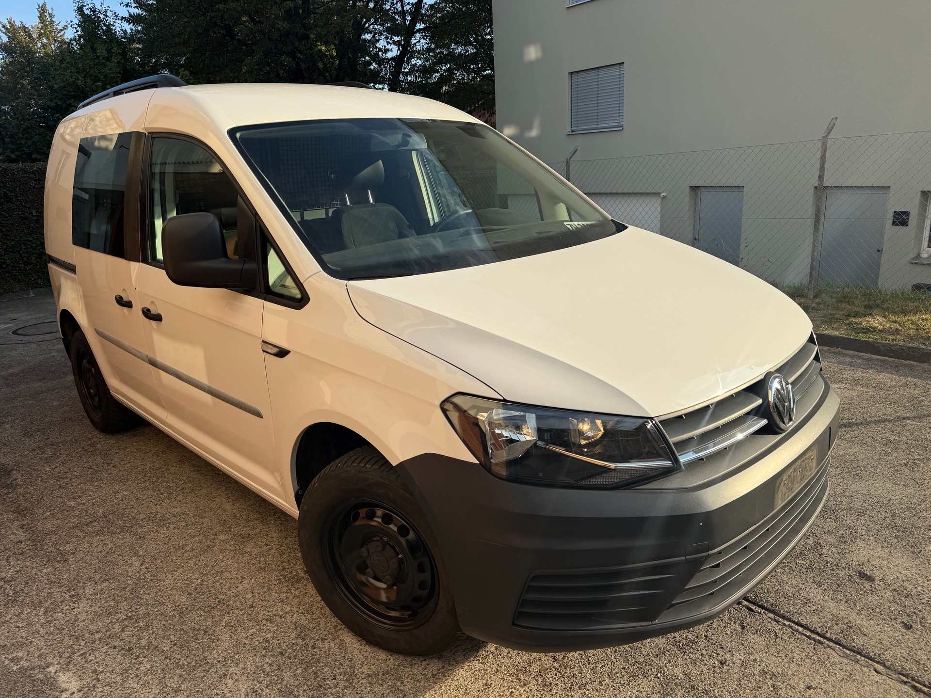 VW Caddy 2.0TDI BlueMotion Technology-image-0