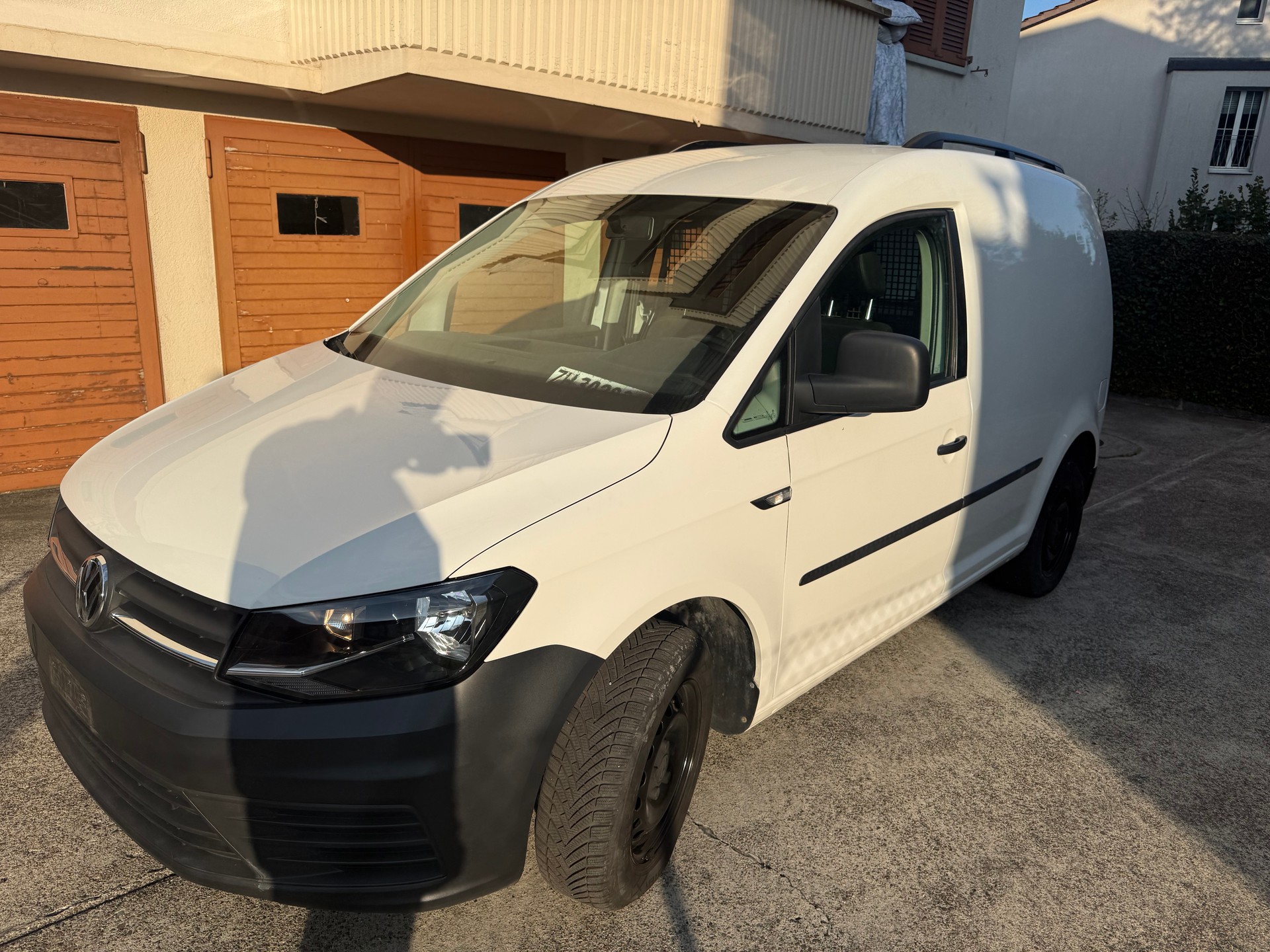 VW Caddy 2.0TDI BlueMotion Technology-image-1