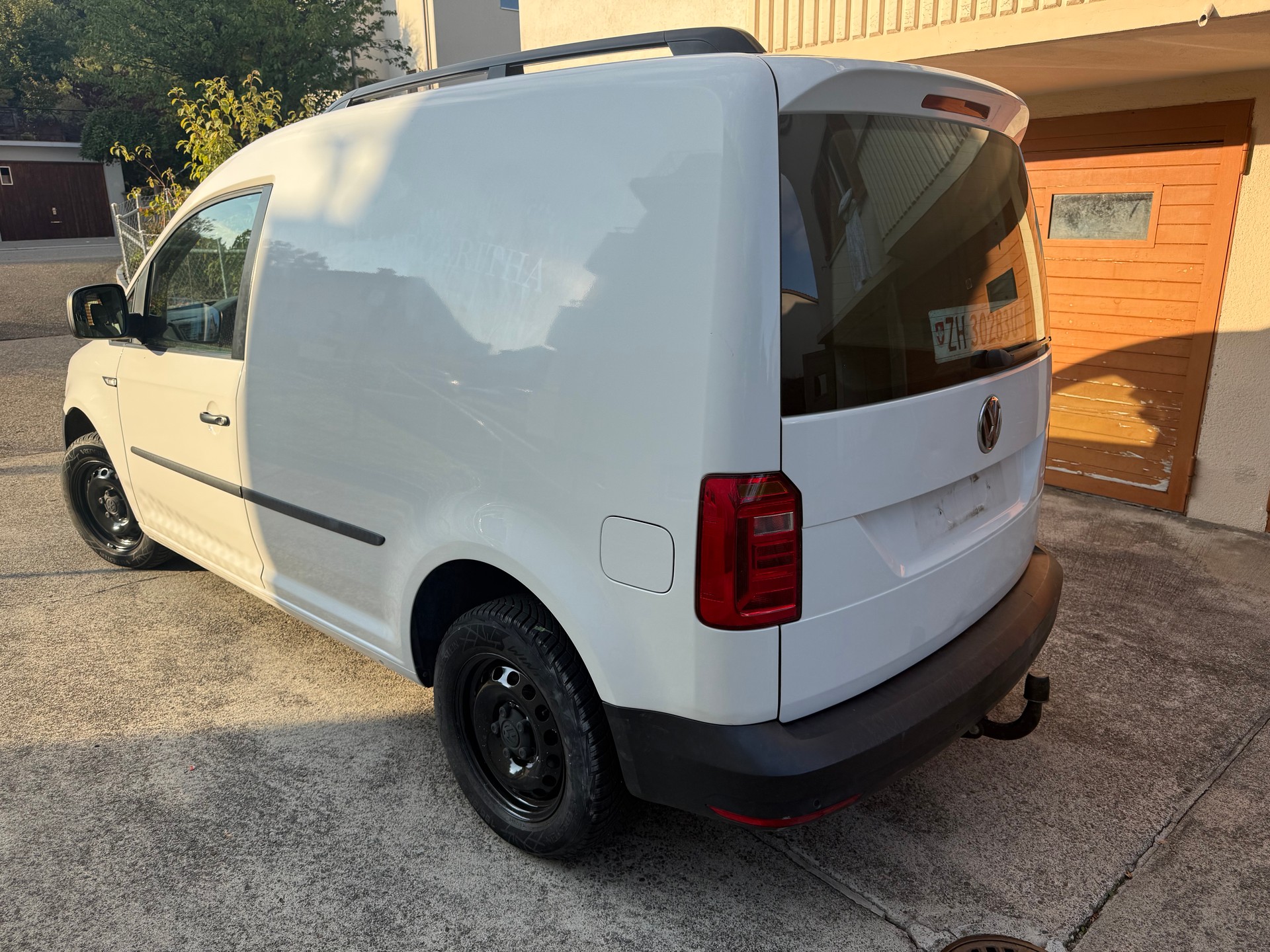 VW Caddy 2.0TDI BlueMotion Technology-image-2