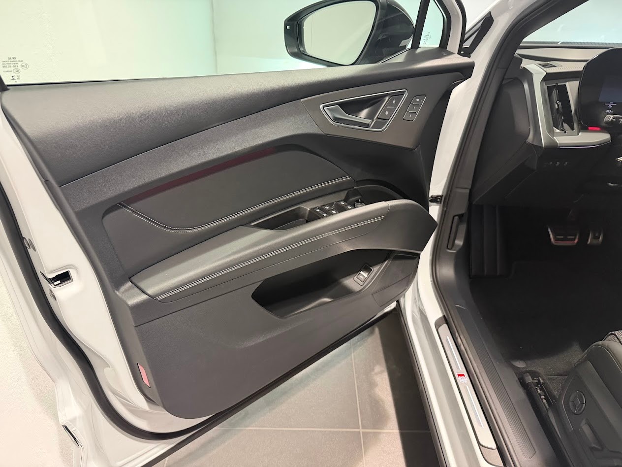 AUDI Q4 e-tron SUV quattro performance Attraction-image-2