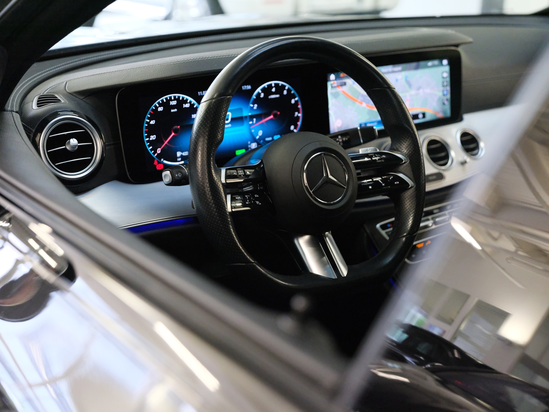 MERCEDES-BENZ E 200 4Matic AMG Line 9G-Tronic-image-21
