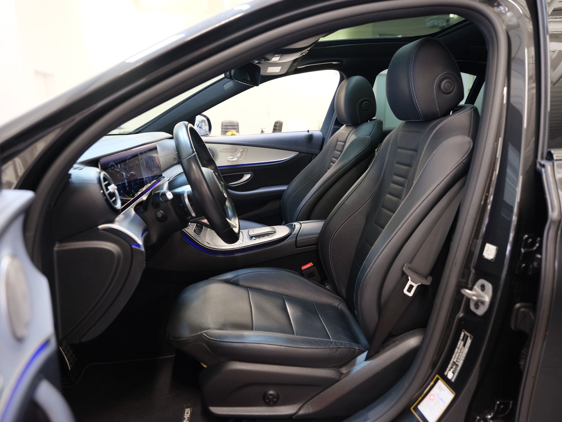MERCEDES-BENZ E 200 4Matic AMG Line 9G-Tronic-image-12