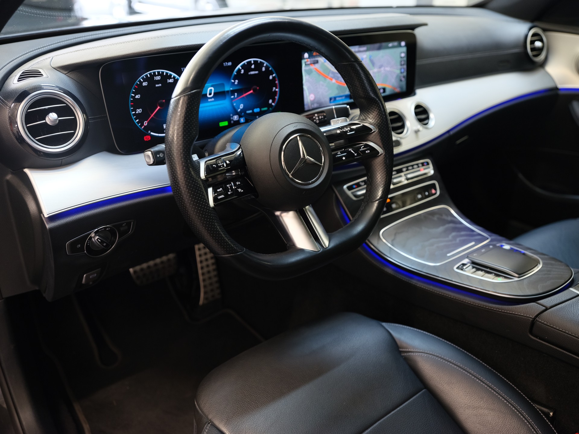 MERCEDES-BENZ E 200 4Matic AMG Line 9G-Tronic-image-11