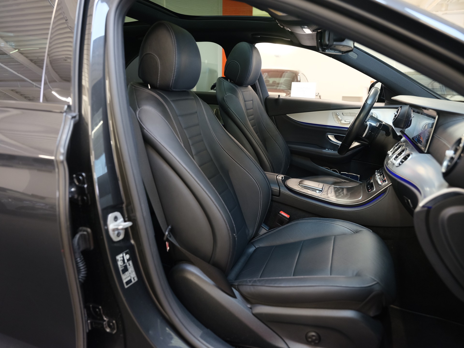 MERCEDES-BENZ E 200 4Matic AMG Line 9G-Tronic-image-13