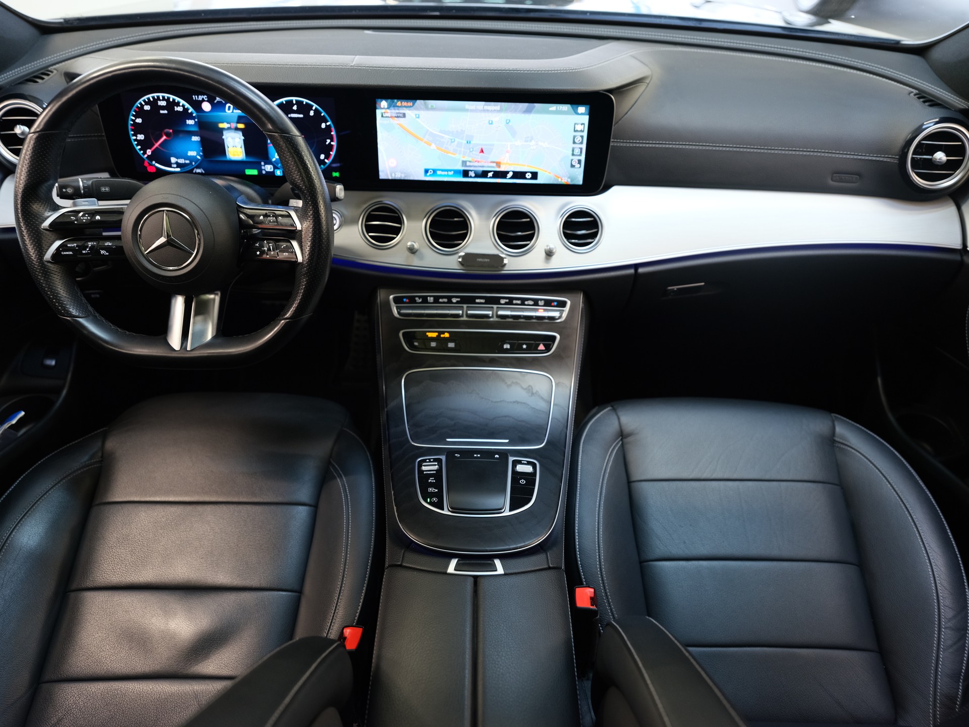MERCEDES-BENZ E 200 4Matic AMG Line 9G-Tronic-image-16