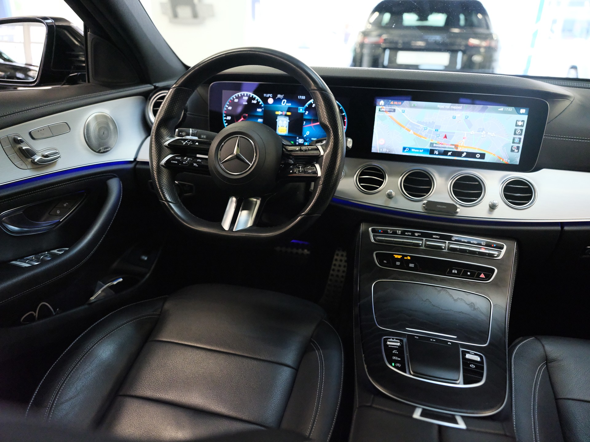 MERCEDES-BENZ E 200 4Matic AMG Line 9G-Tronic-image-17