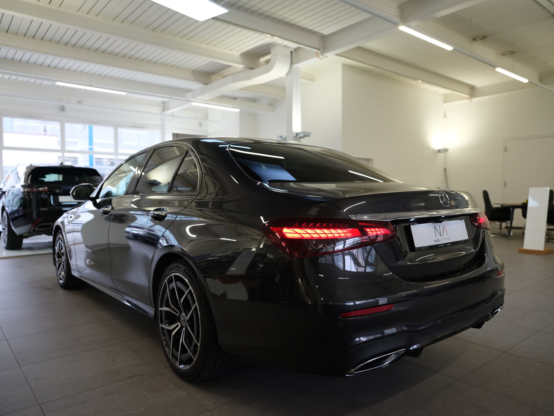 MERCEDES-BENZ E 200 4Matic AMG Line 9G-Tronic-image-4