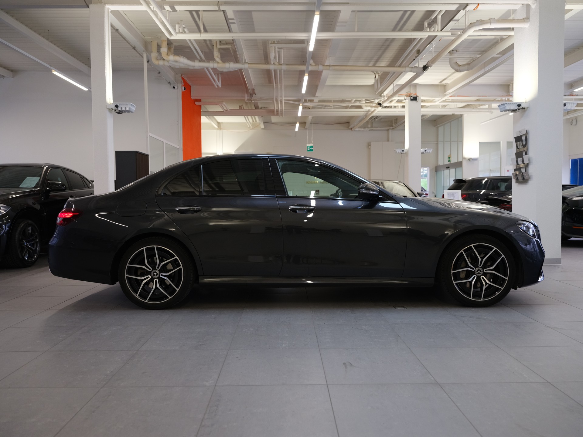 MERCEDES-BENZ E 200 4Matic AMG Line 9G-Tronic-image-7