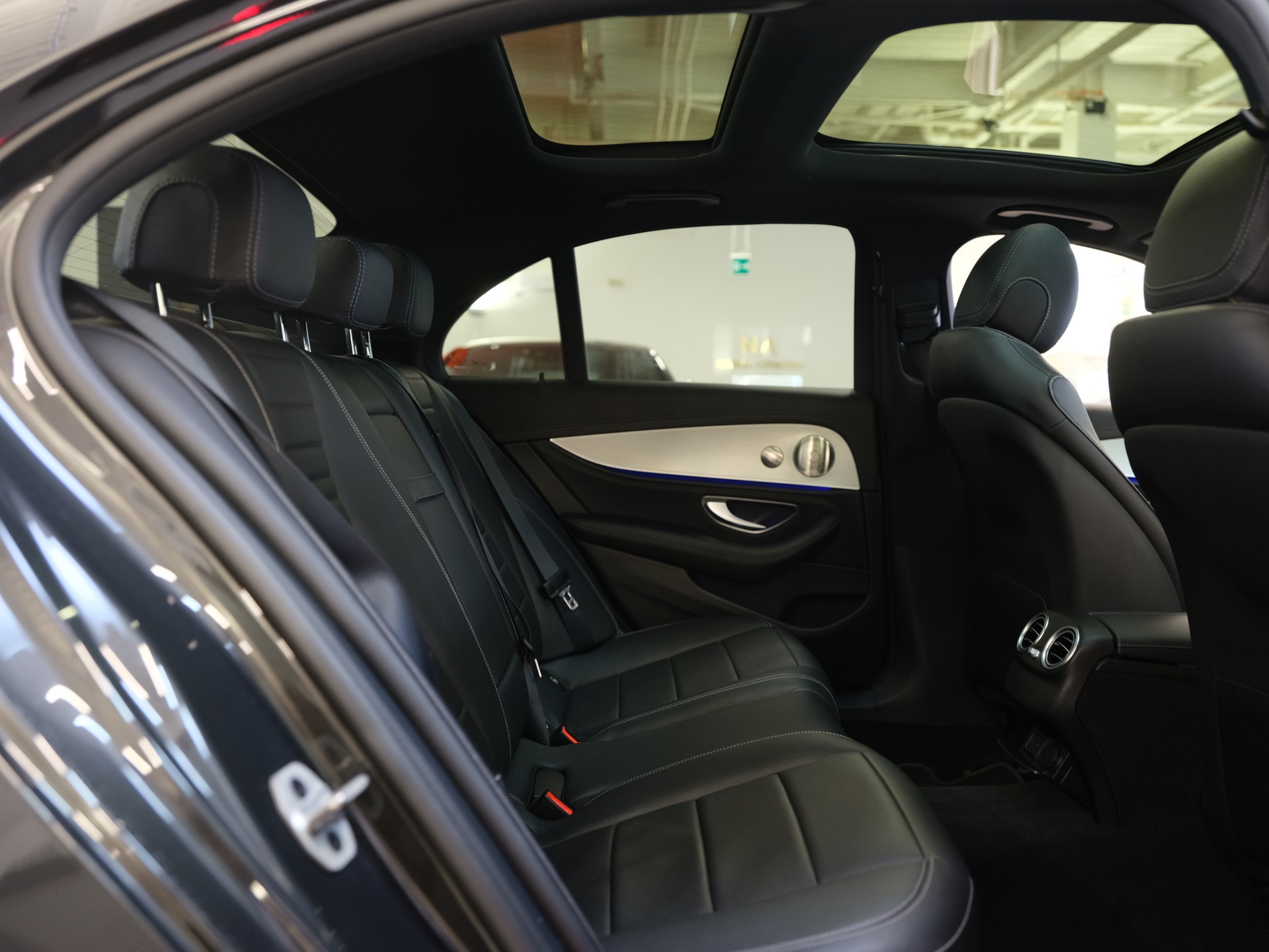 MERCEDES-BENZ E 200 4Matic AMG Line 9G-Tronic-image-15