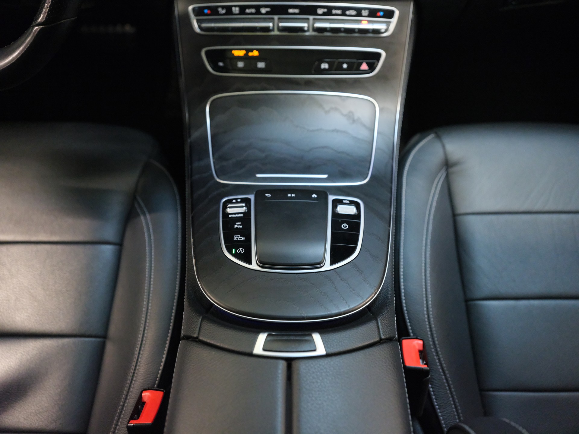 MERCEDES-BENZ E 200 4Matic AMG Line 9G-Tronic-image-19