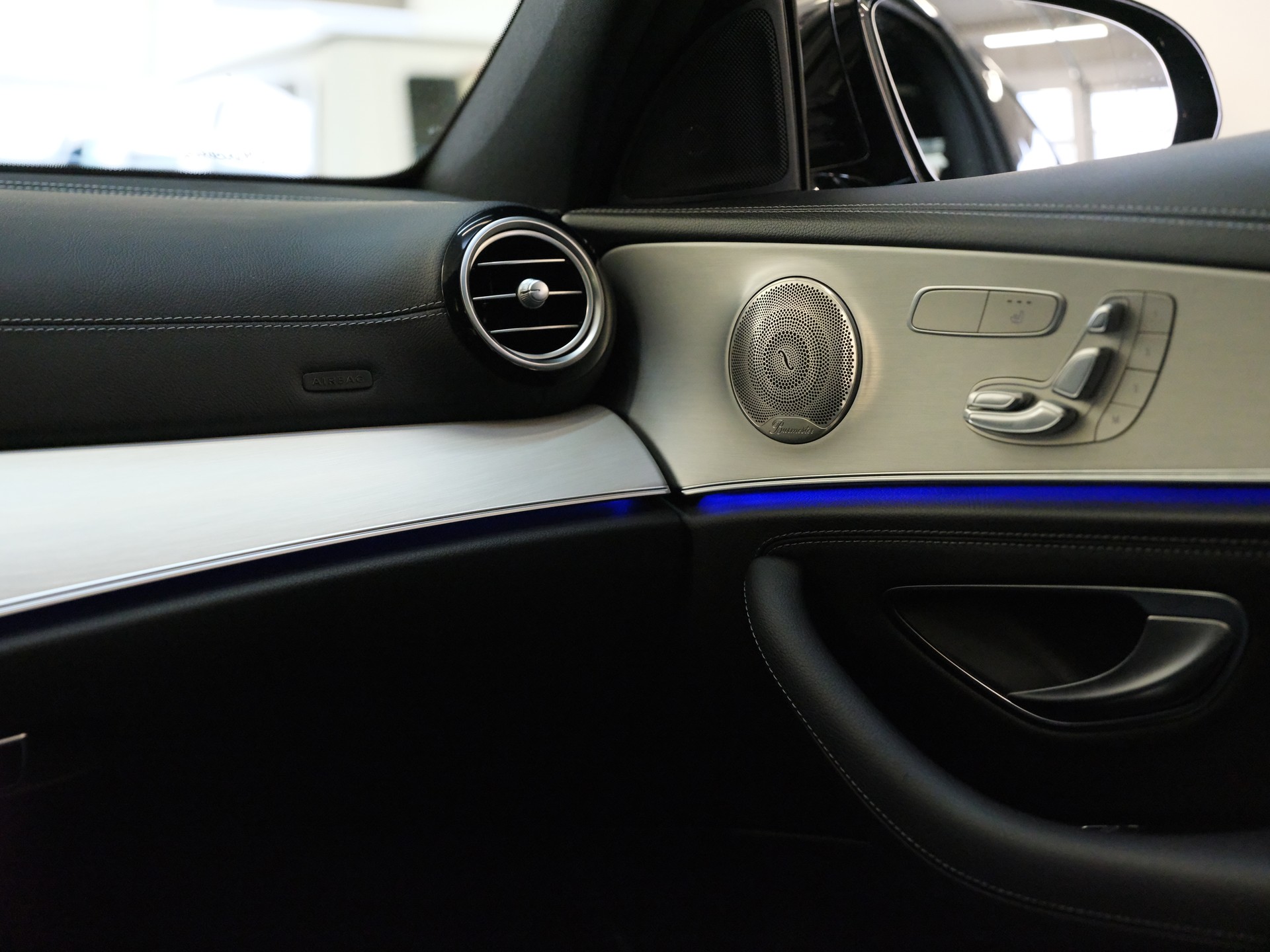 MERCEDES-BENZ E 200 4Matic AMG Line 9G-Tronic-image-18