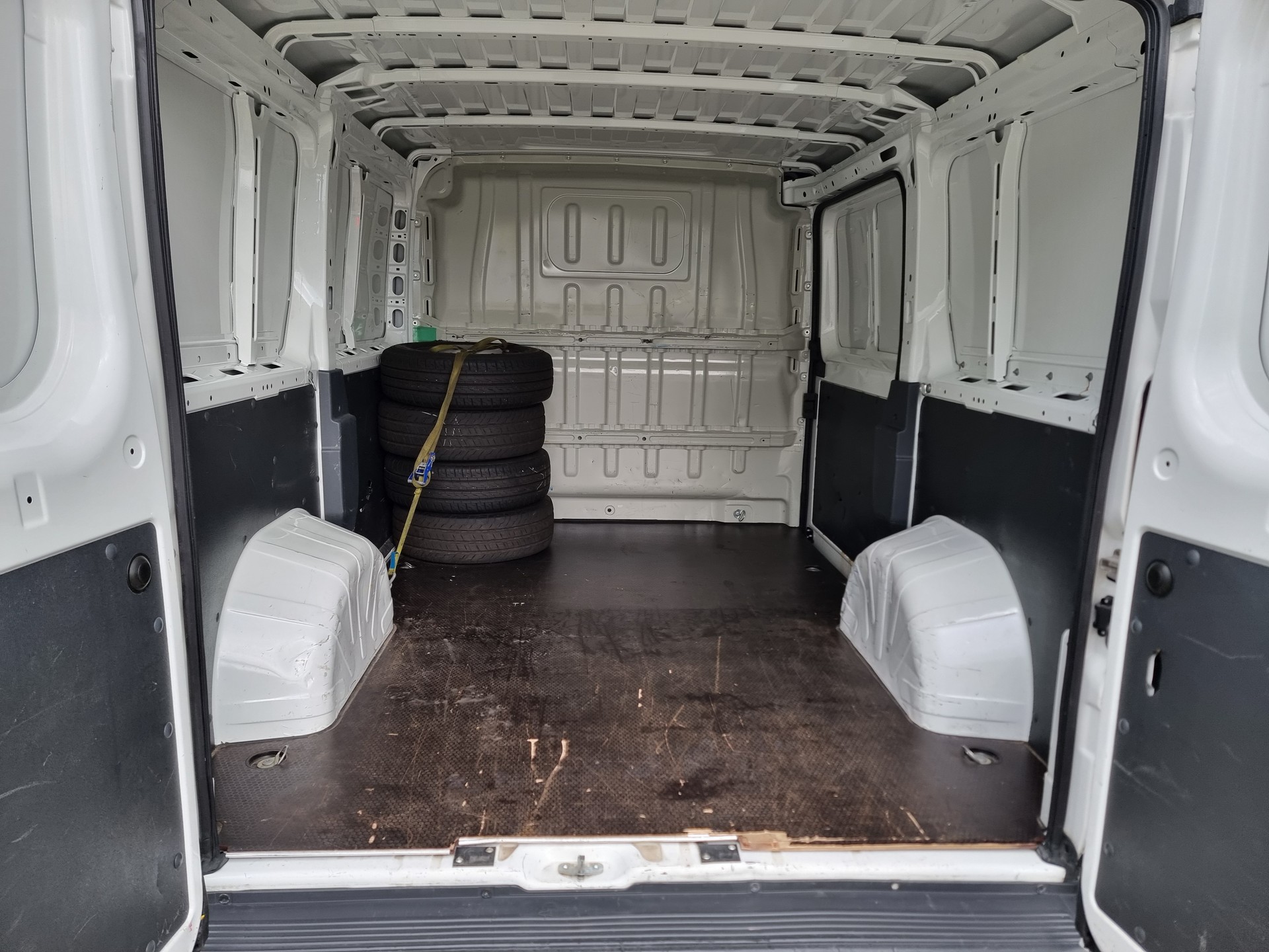 PEUGEOT Boxer 2.0 HDI 330 Allure s/s L1H1-image-9