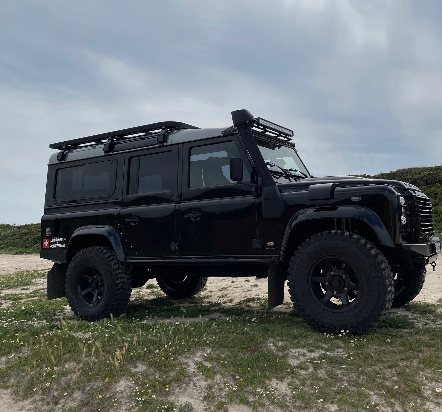 LAND ROVER Defender 110 2.2 TD4 Station Wagon-image-4