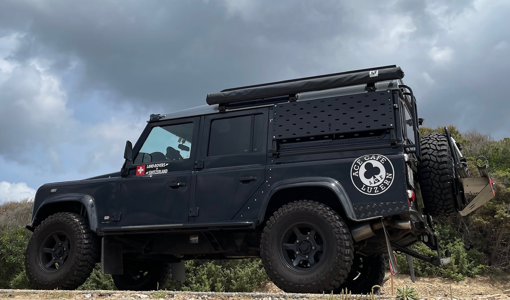 LAND ROVER Defender 110 2.2 TD4 Station Wagon-image-3