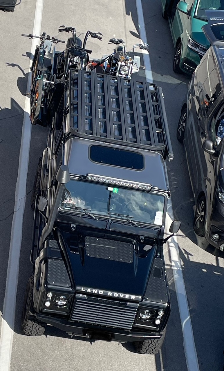 LAND ROVER Defender 110 2.2 TD4 Station Wagon-image-6