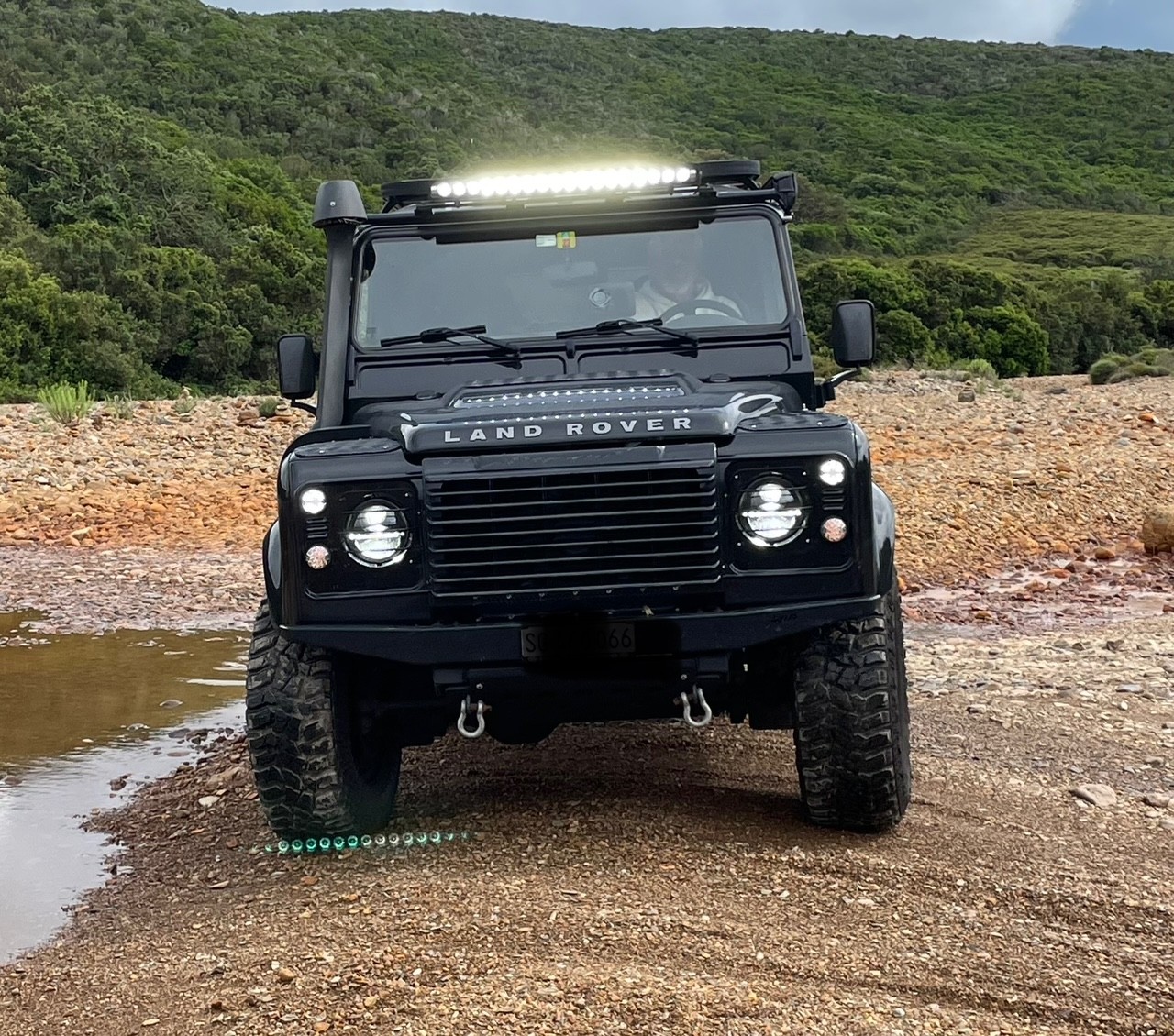 LAND ROVER Defender 110 2.2 TD4 Station Wagon-image-1
